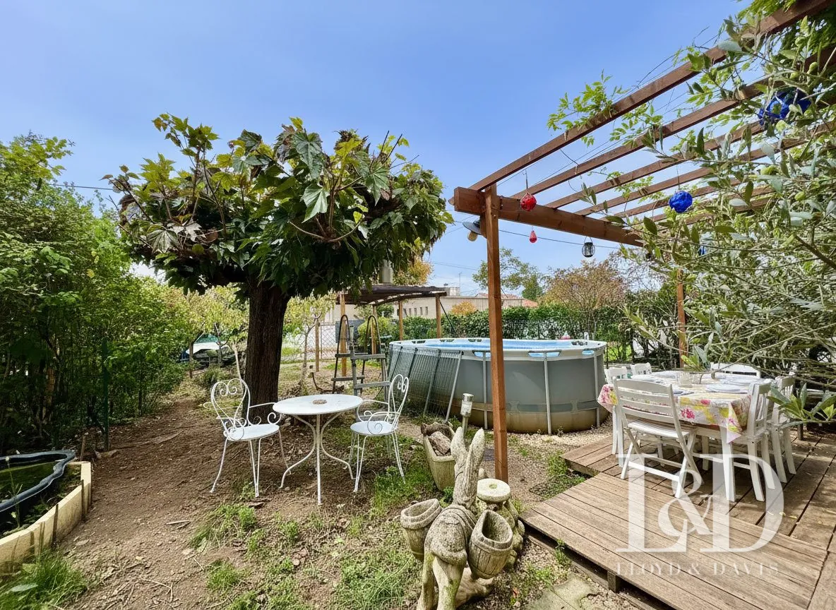 terrasse ombragée Maison mitoyenne locative à Romans-sur-Isère, 90 m² avec terrain arboré
