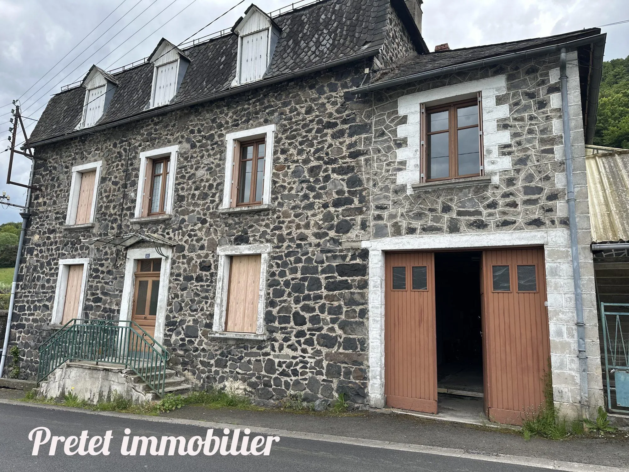 Immeuble résidentiel à vendre à Neussargues en Pinatelle avec fort potentiel