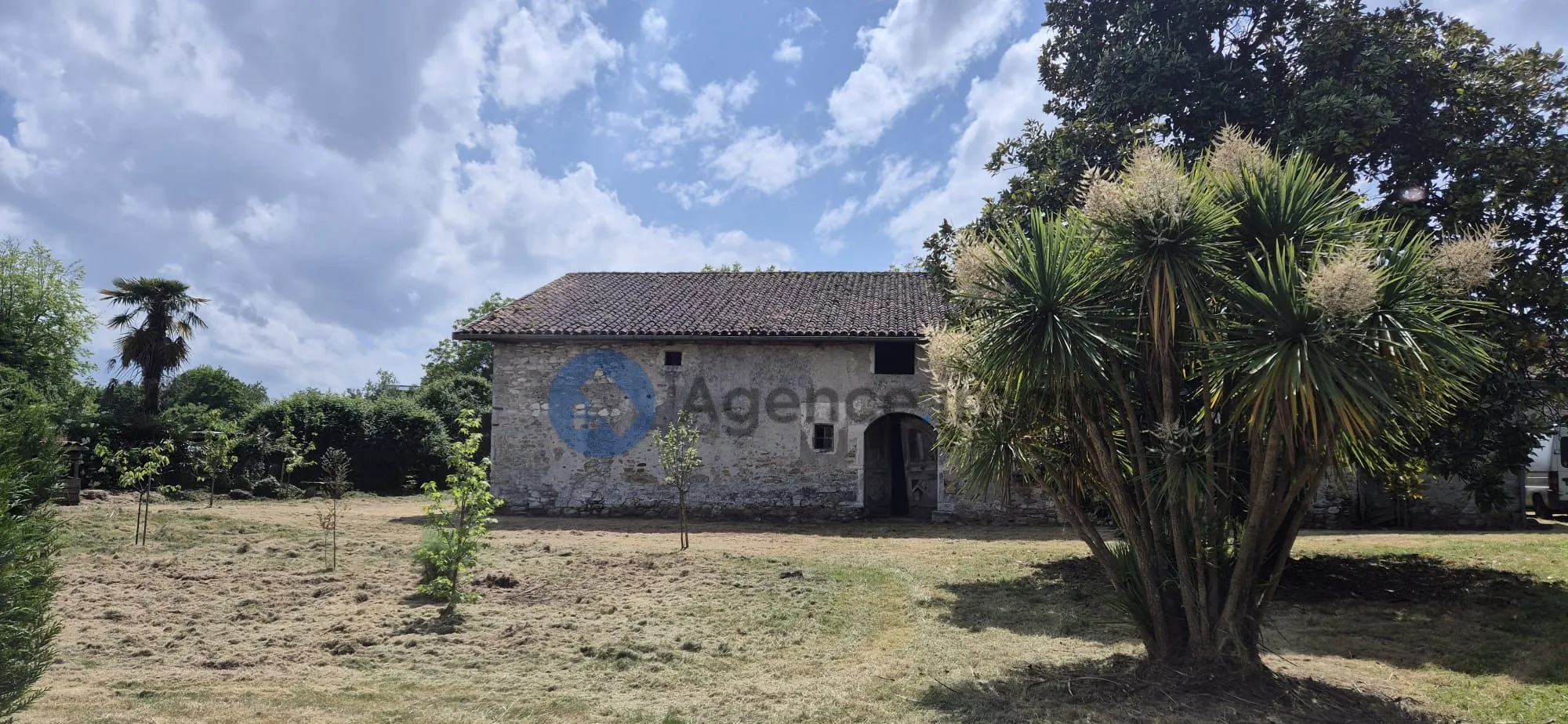 Maison à vendre à Escos avec grand terrain et charme authentique 