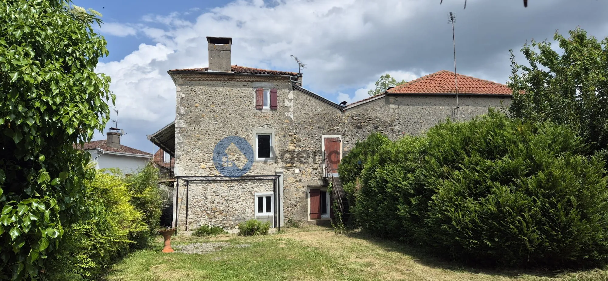 Maison à vendre à Escos avec grand terrain et charme authentique