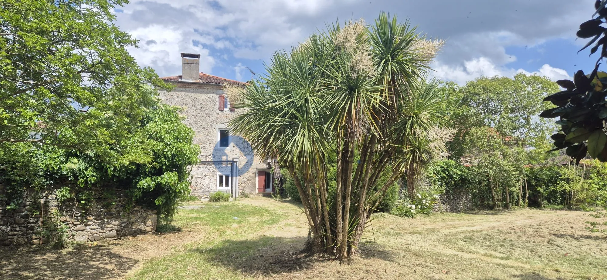 Maison à vendre à Escos avec grand terrain et charme authentique 