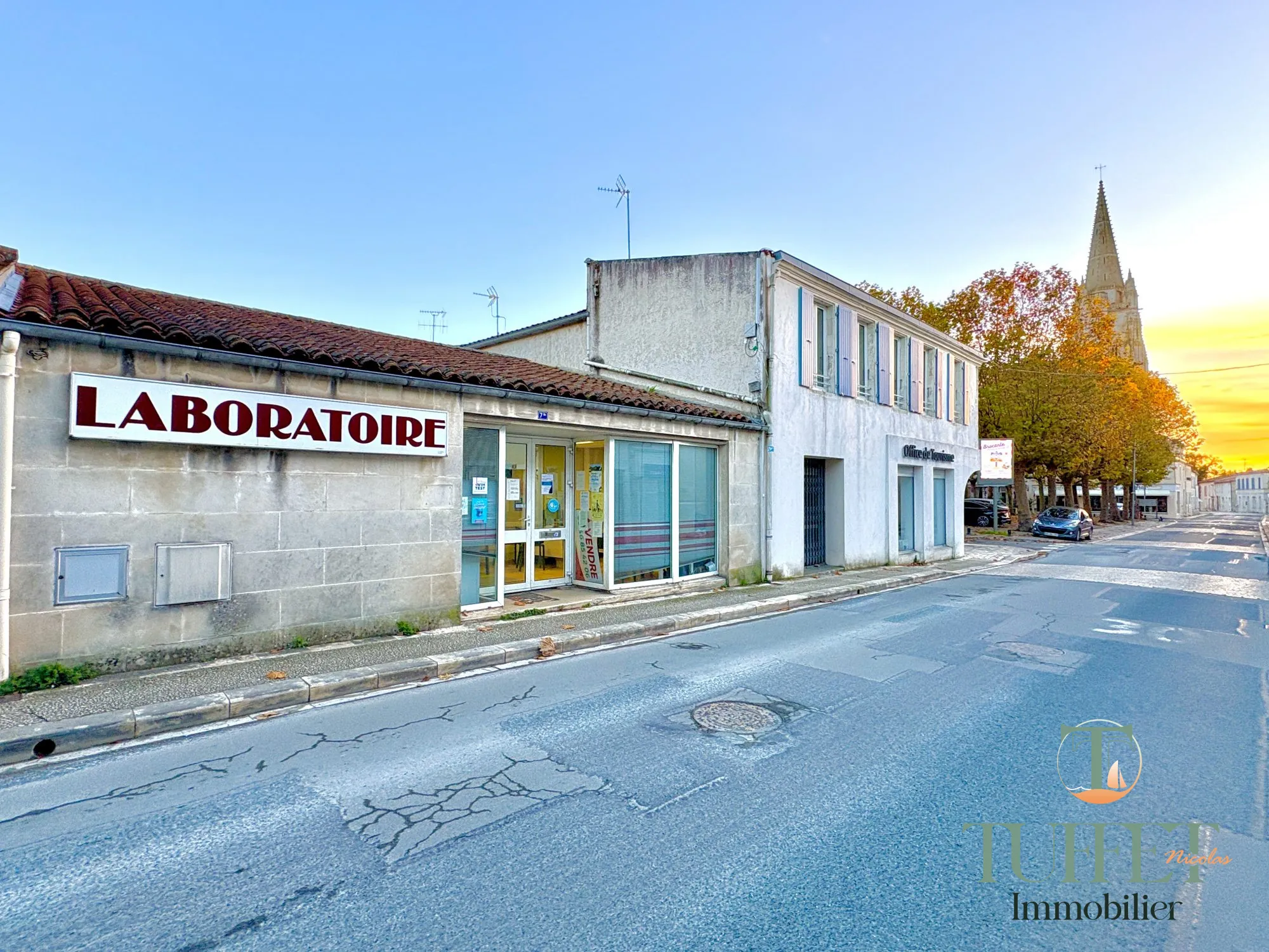 Local commercial de 150 m² à vendre au cœur de Marennes, emplacement numéro 1