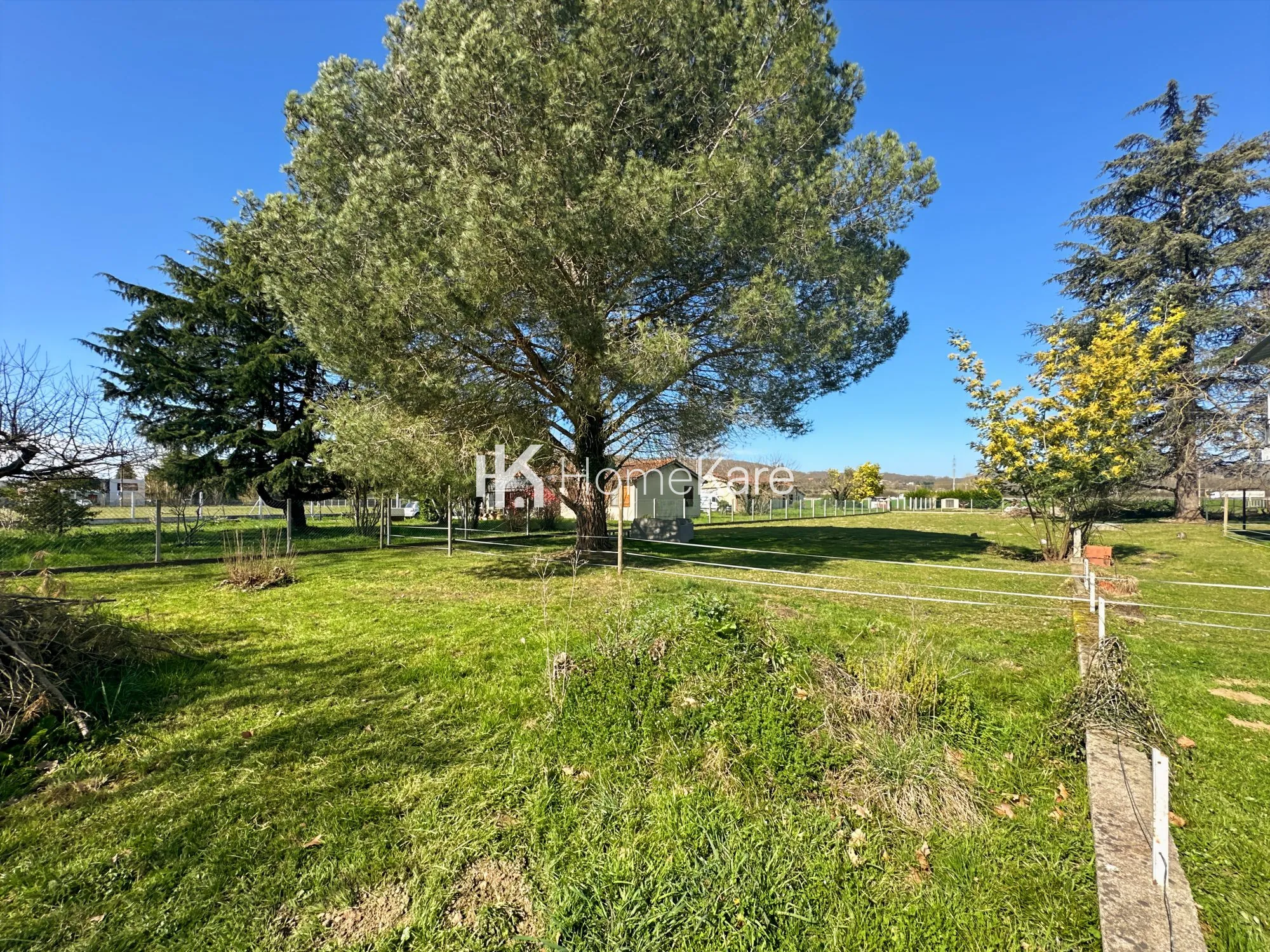 Terrain constructible de 1 113 m² à Martres-Tolosane près des commerces