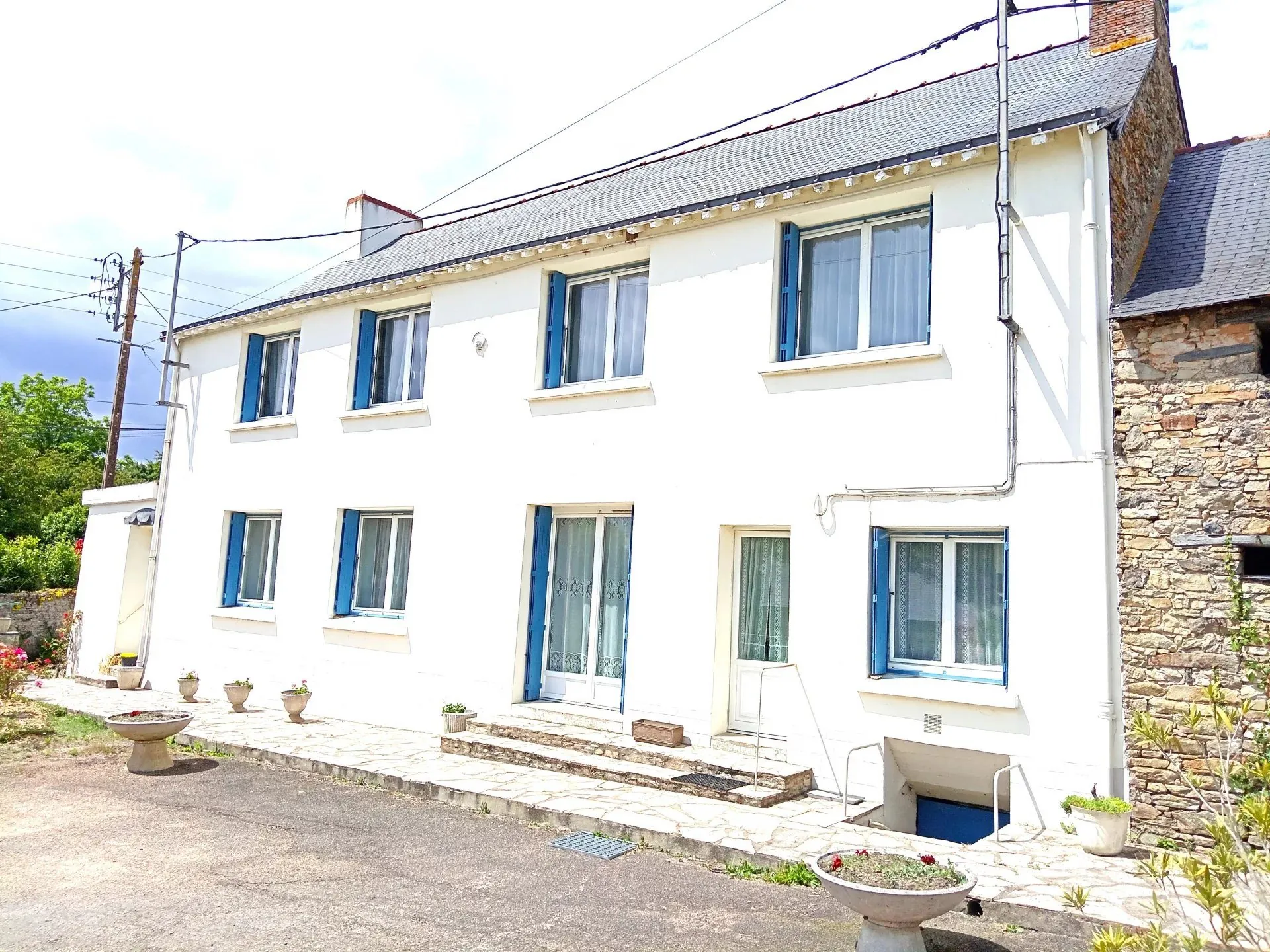 Maison en pierre à Pancé avec grand potentiel et dépendances à vendre