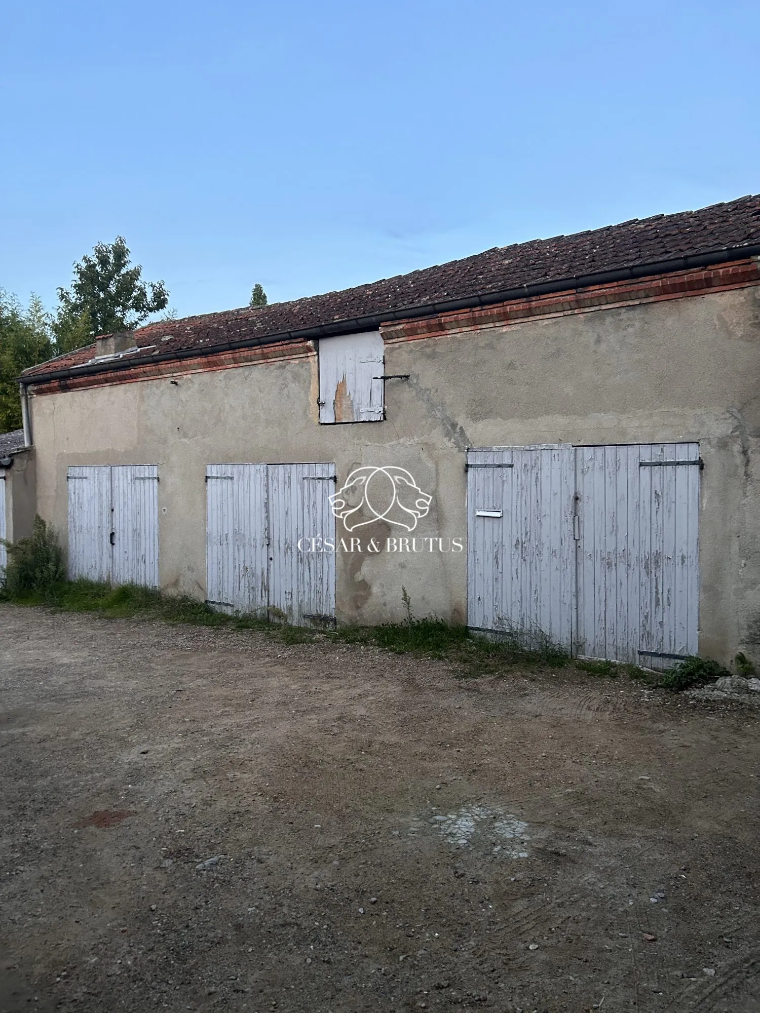 Lot de garages loués à Roanne, rentabilité optimale