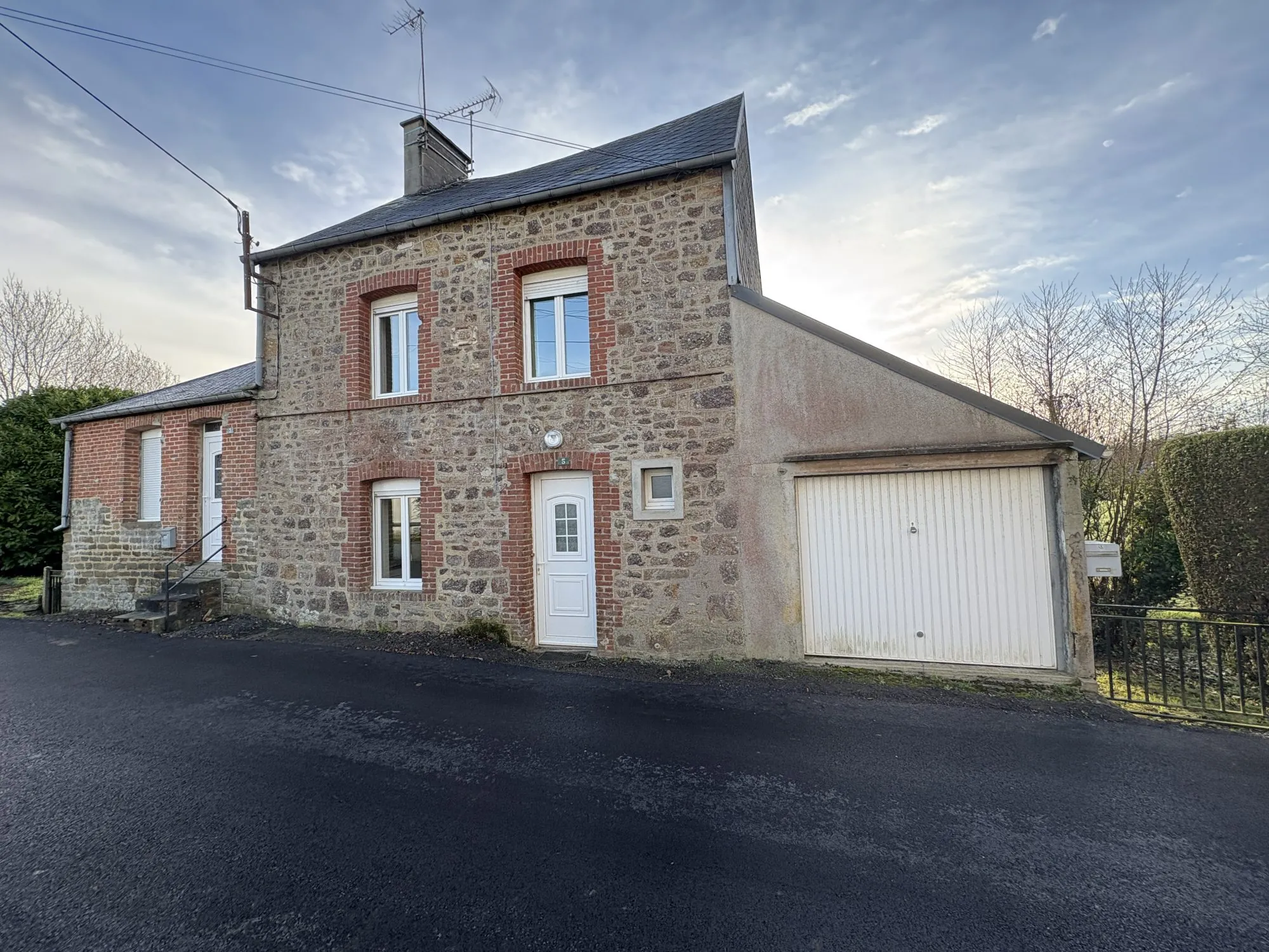 Maison en pierre à Percy en Normandie avec garage et terrain de 503 m²
