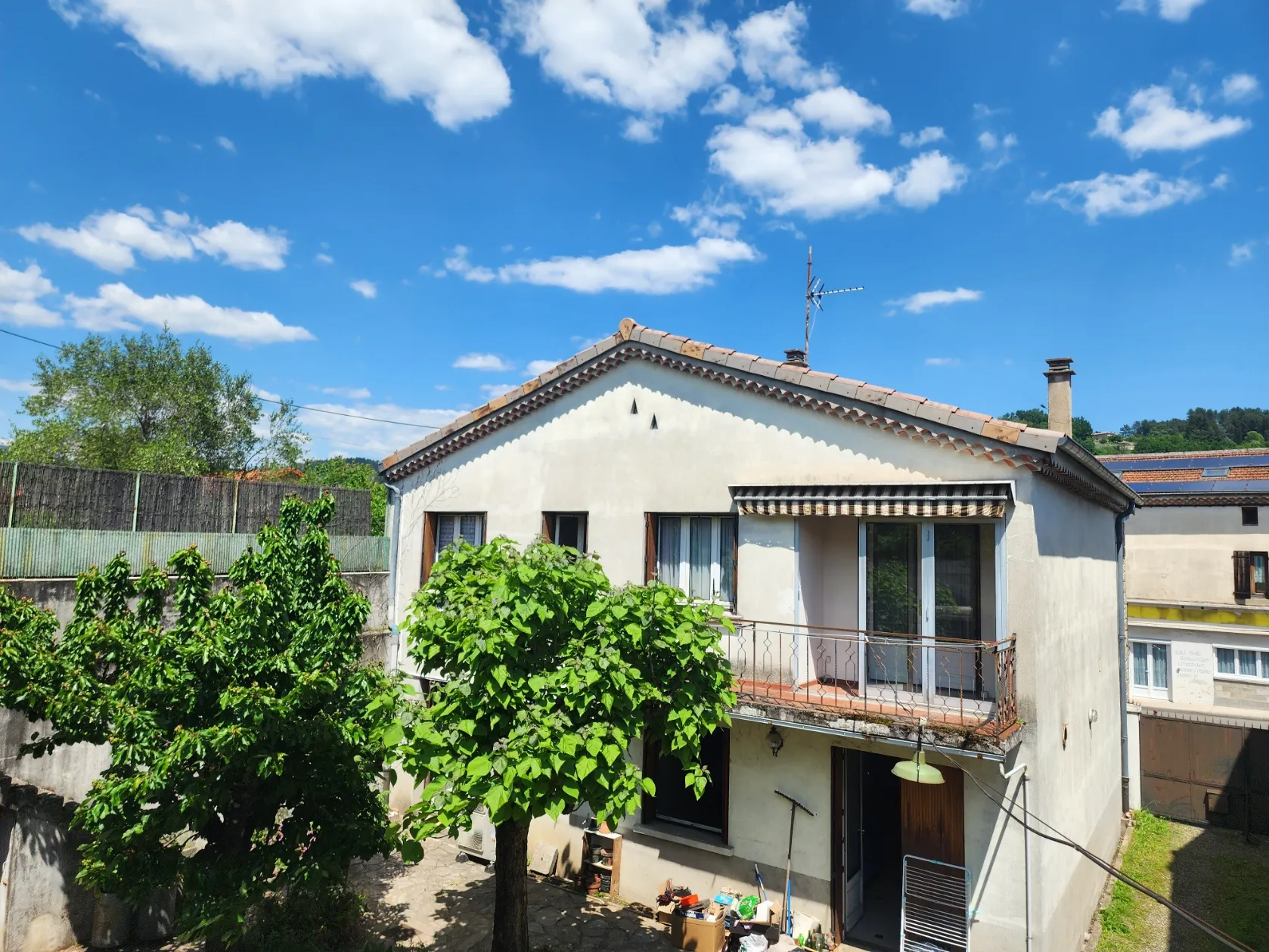 Maison avec local commercial, appartement et garages à Labegude, 193 m²