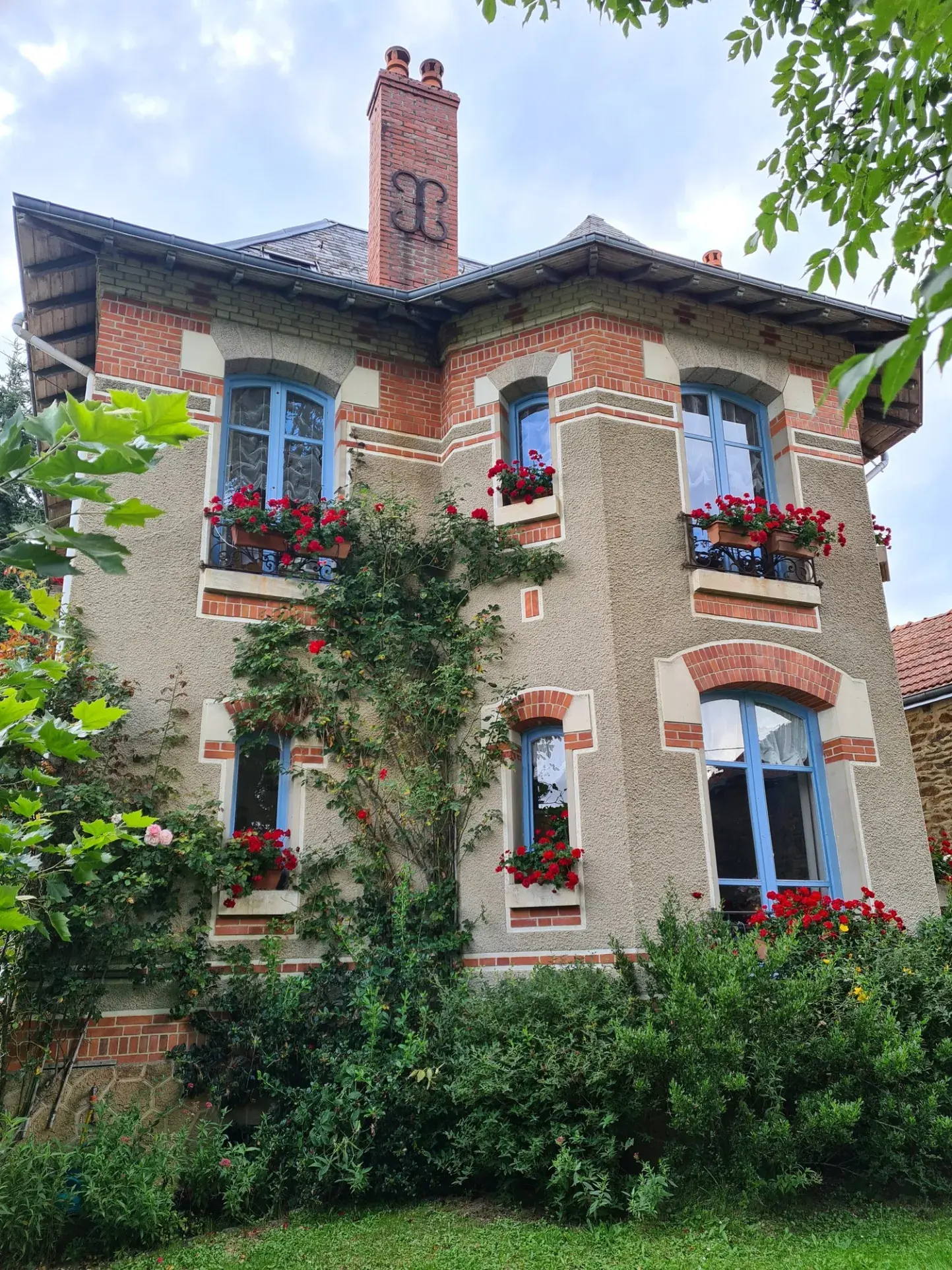 Charmante maison en pierre avec grand terrain dans un hameau paisible à Saint-Priest-la-Marche
