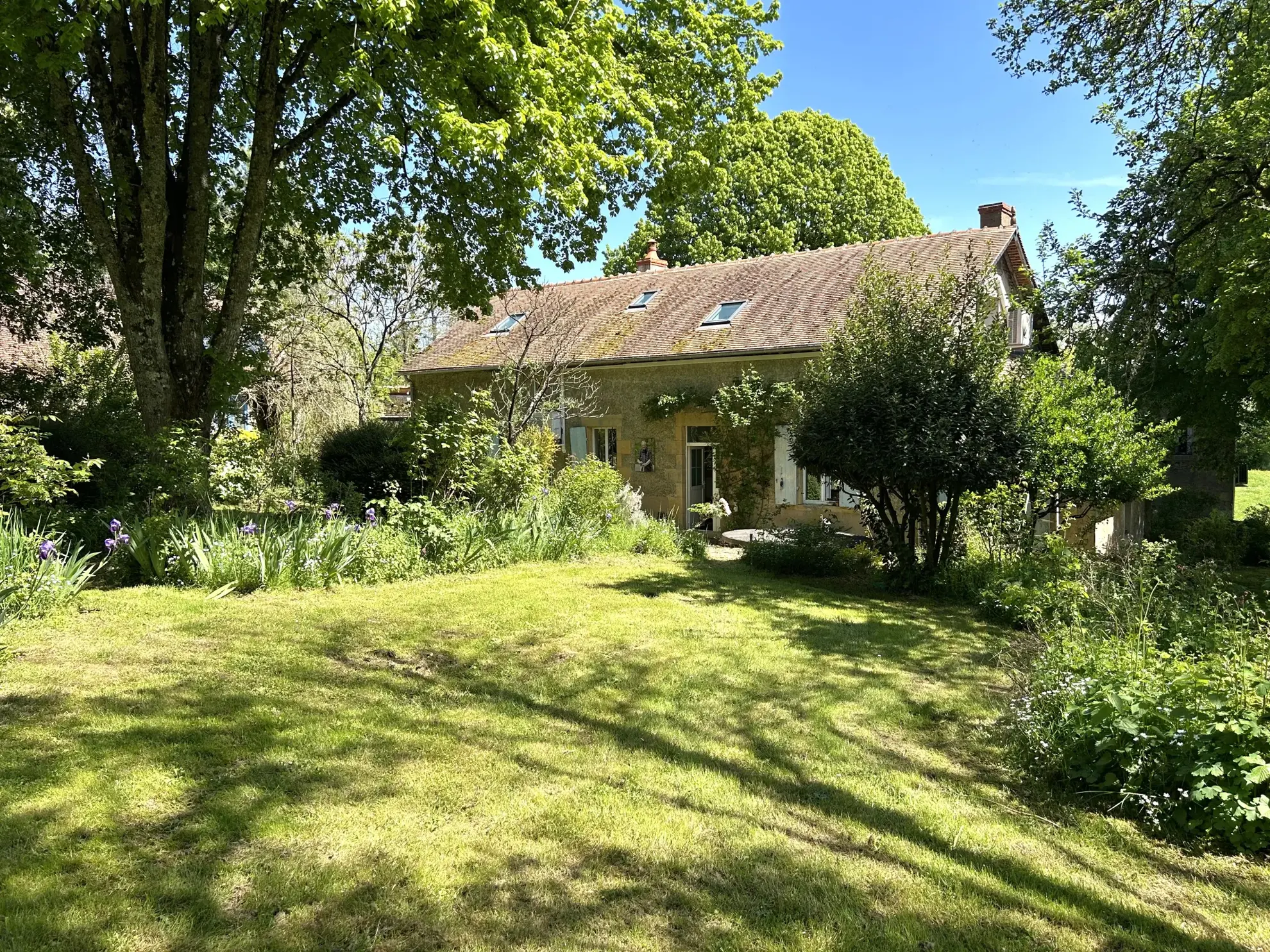 Maison de charme avec vue imprenable à Lurcy-le-Bourg - 215 000 € 