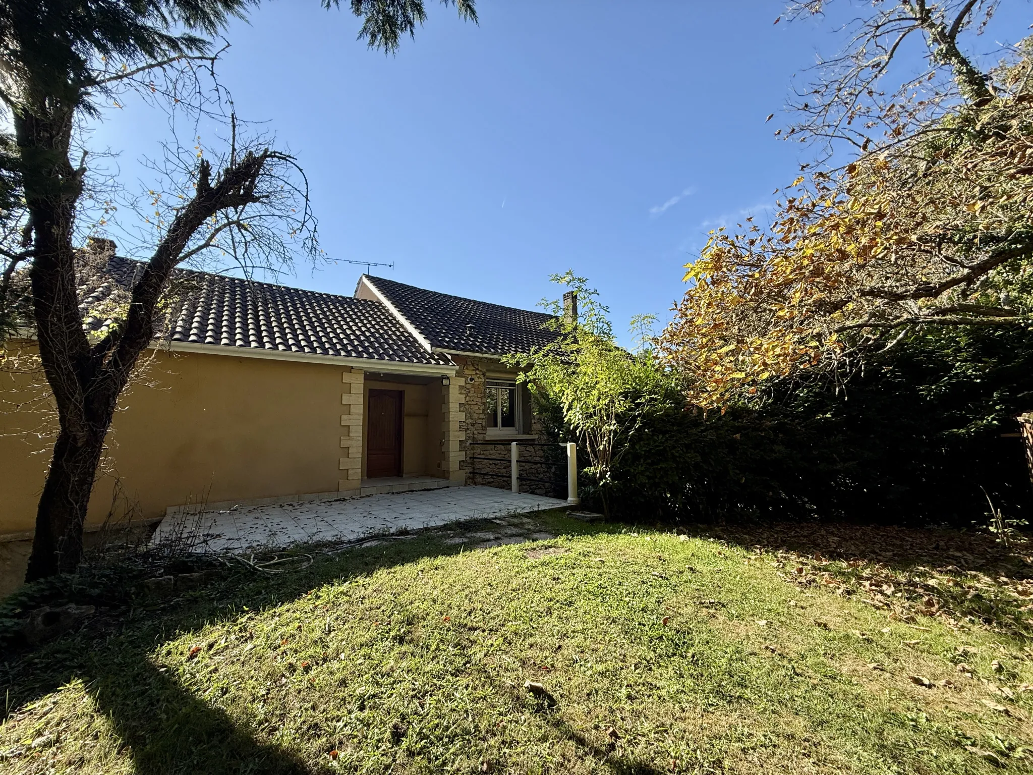Maison en pierre à vendre de 230 m² à Sarlat proche 5 km, idéale pour habitation et investissement