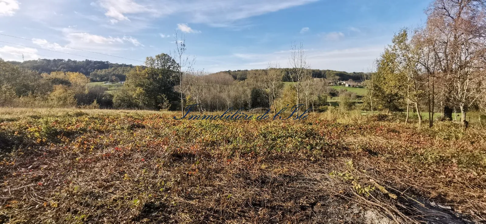 Terrain constructible de 1800 m² à Saint Astier, environnement calme et vue campagne