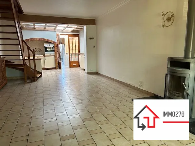 Maison de ville en vente à Estaires de 107 m² avec cour orientée sud