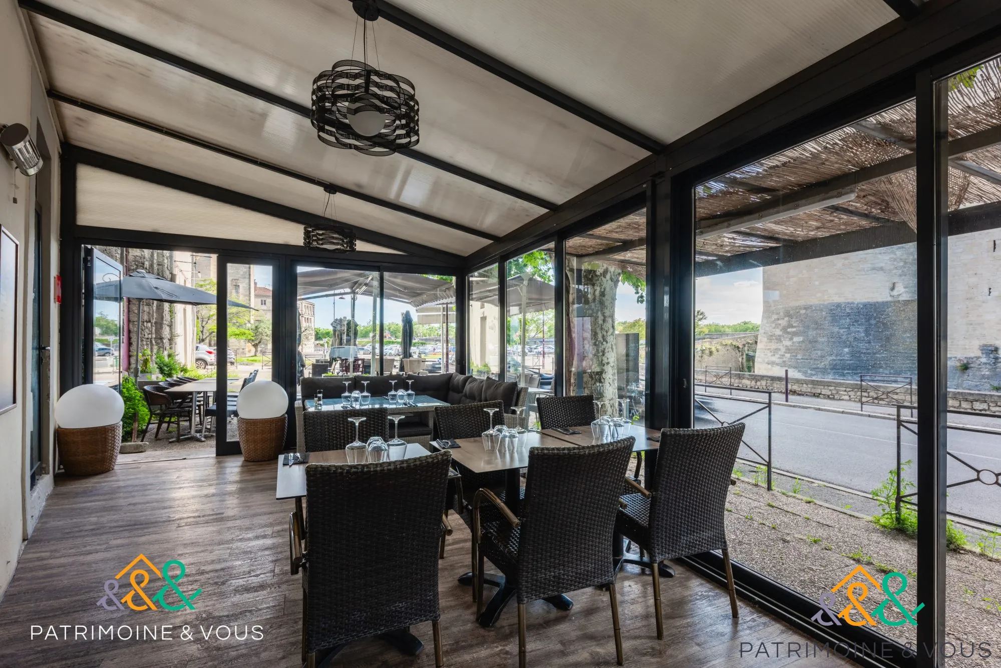 Salle extérieure couverte Fonds de commerce de restaurant à Tarascon avec terrasse et clientèle fidèle