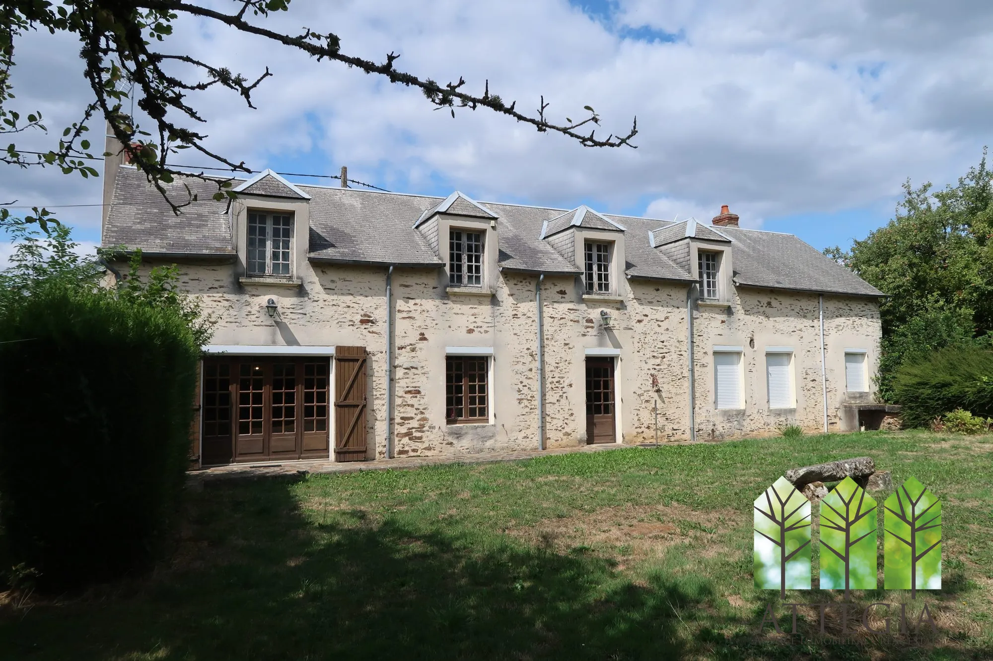 Maison en pierre de 190 m² avec jardin à Boussac, proche commodités