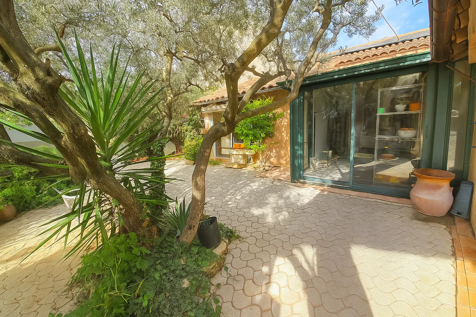 Charmante maison avec studio indépendant à Robion - Calme et confort moderne