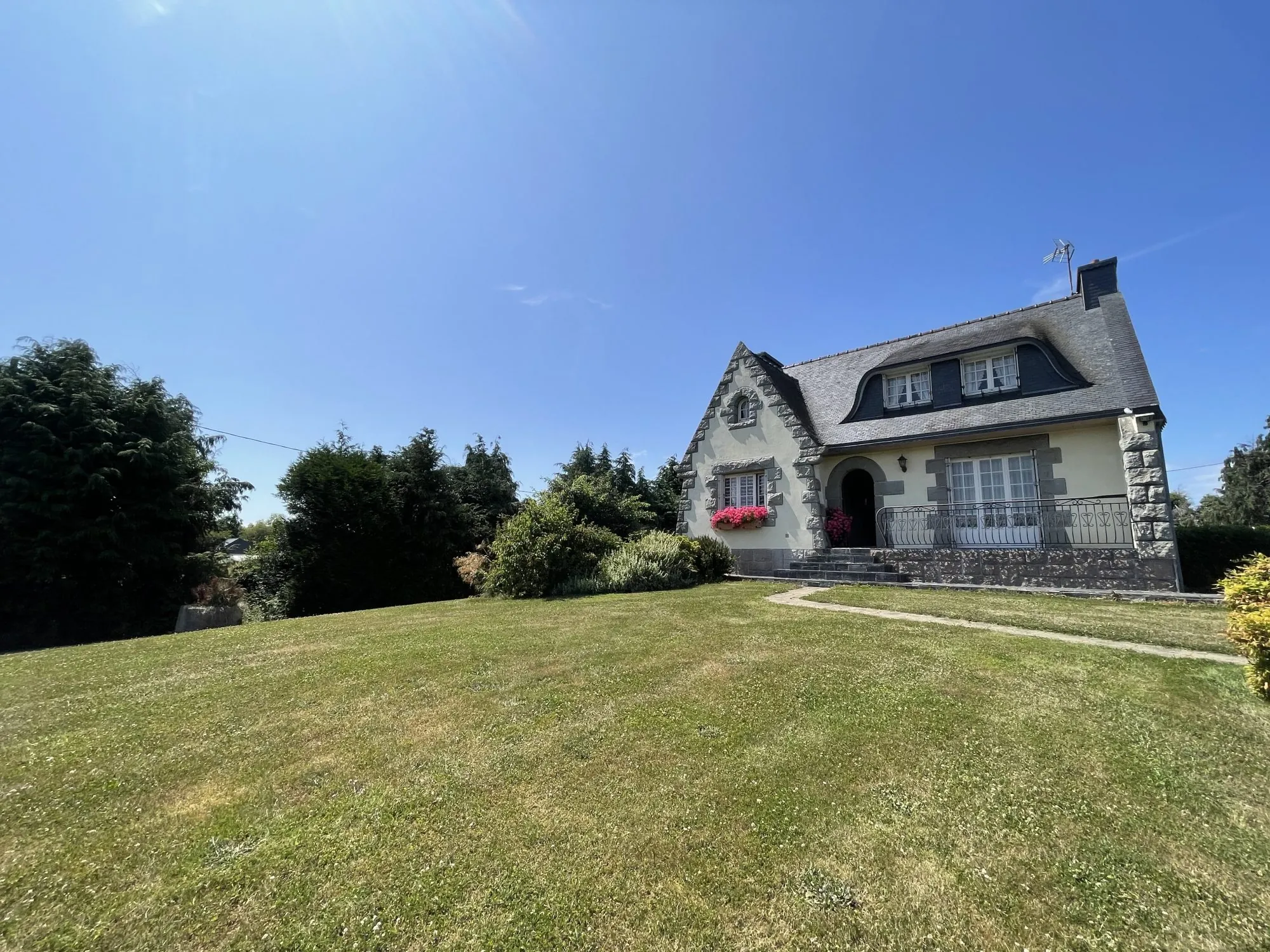 Maison familiale à rénover avec grand terrain à Carnoët - Potentiel élevé