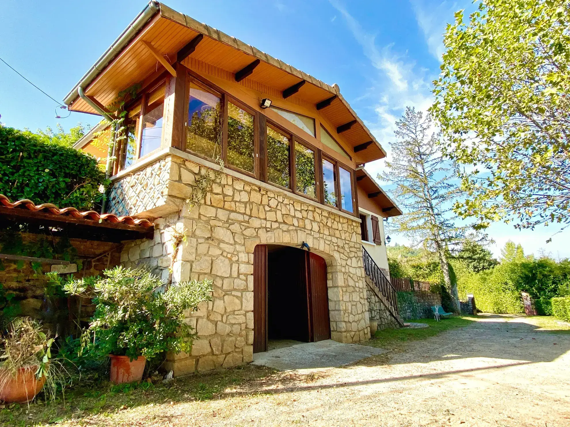 Maison à rénover à Aubenas – 106 m², terrain de 1795 m² avec garage et vue dominante