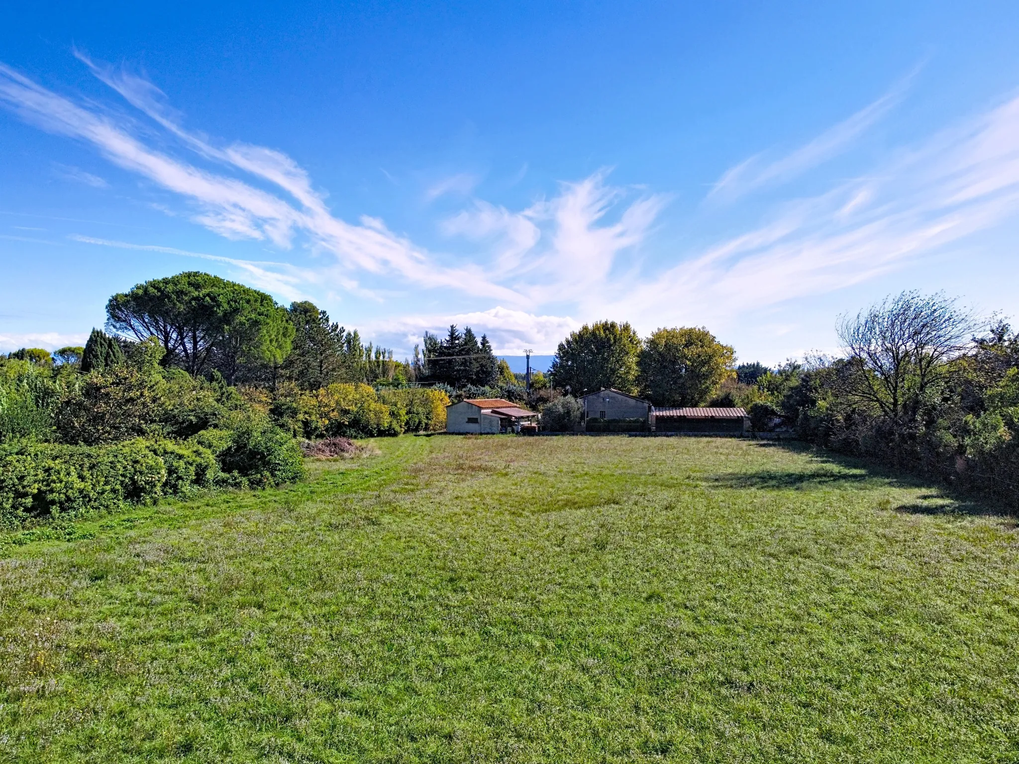 Terrain constructible de 458 m² à Châteauneuf-de-Gadagne - Exposé sud et prêt à bâtir