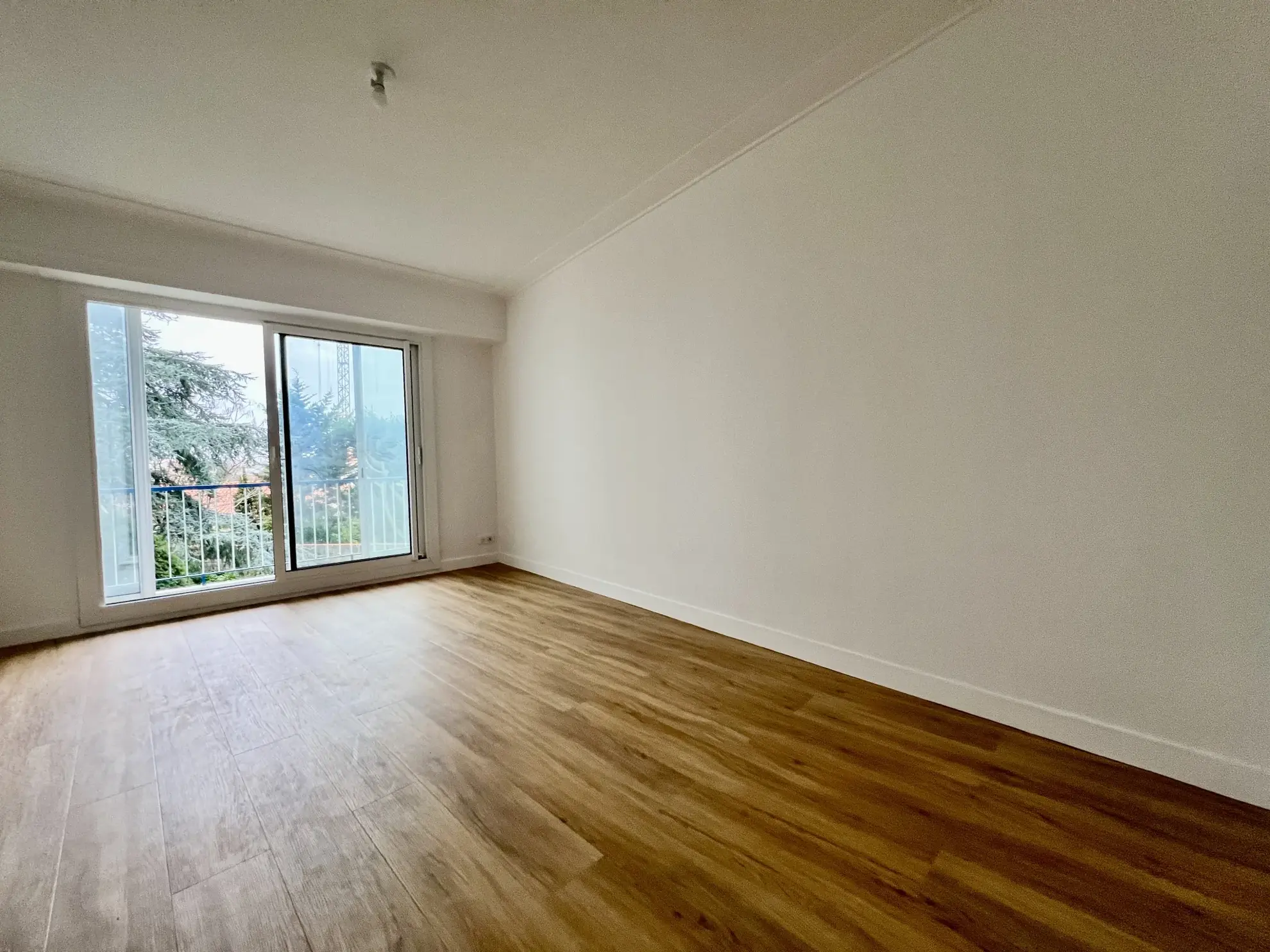 Appartement T3 rénové avec loggia et cave à Saint Michel, proche commodités 