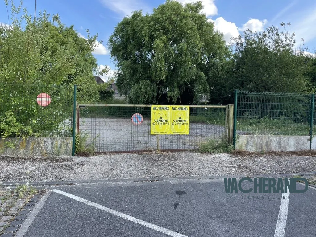 Hangar de 45 m² sur terrain de 1275 m² en hyper centre d'Isbergues