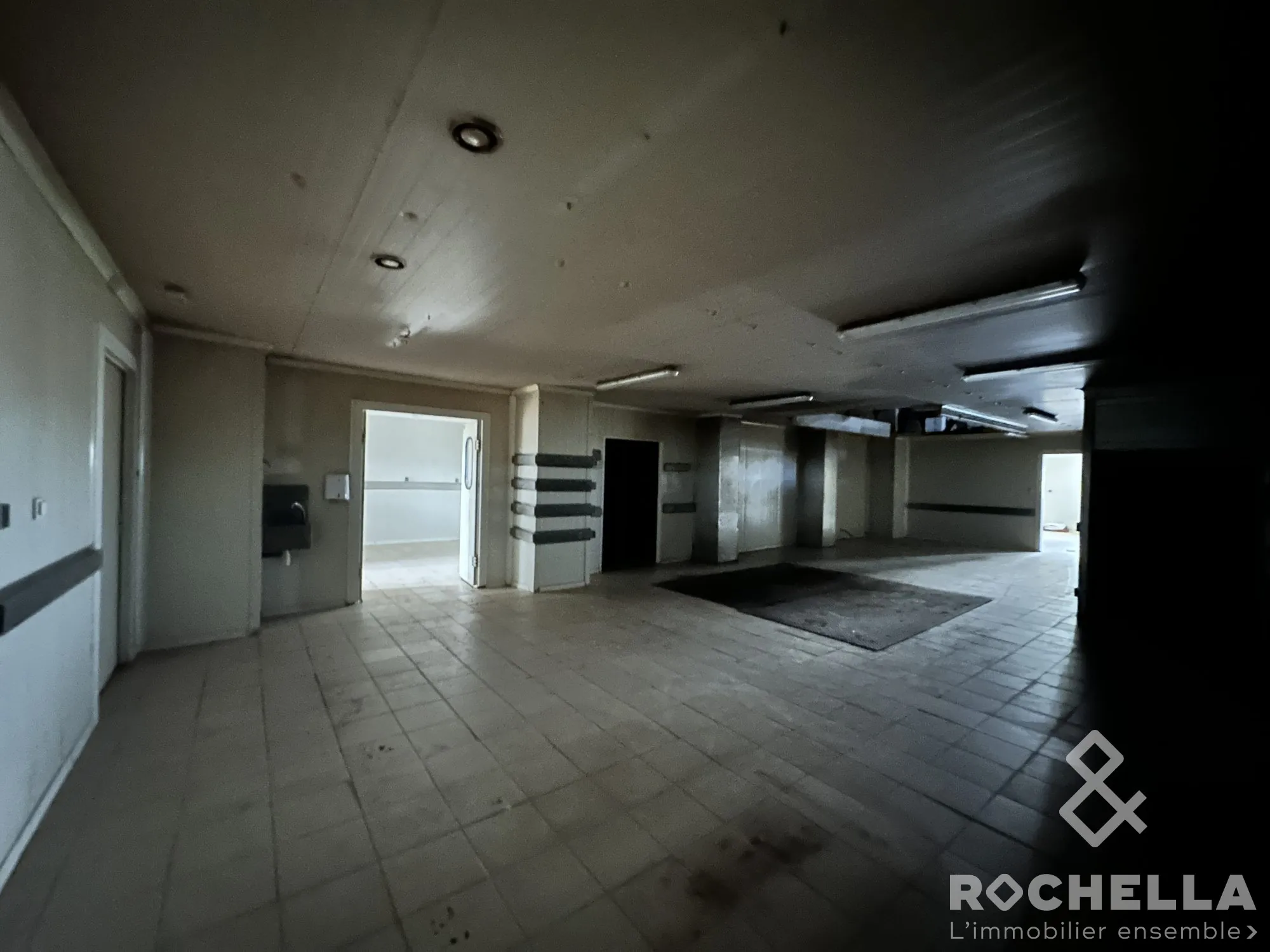 Local professionnel de 989 m² à Saint-Jean d'Angély, idéal pour métiers de bouche et stockage 