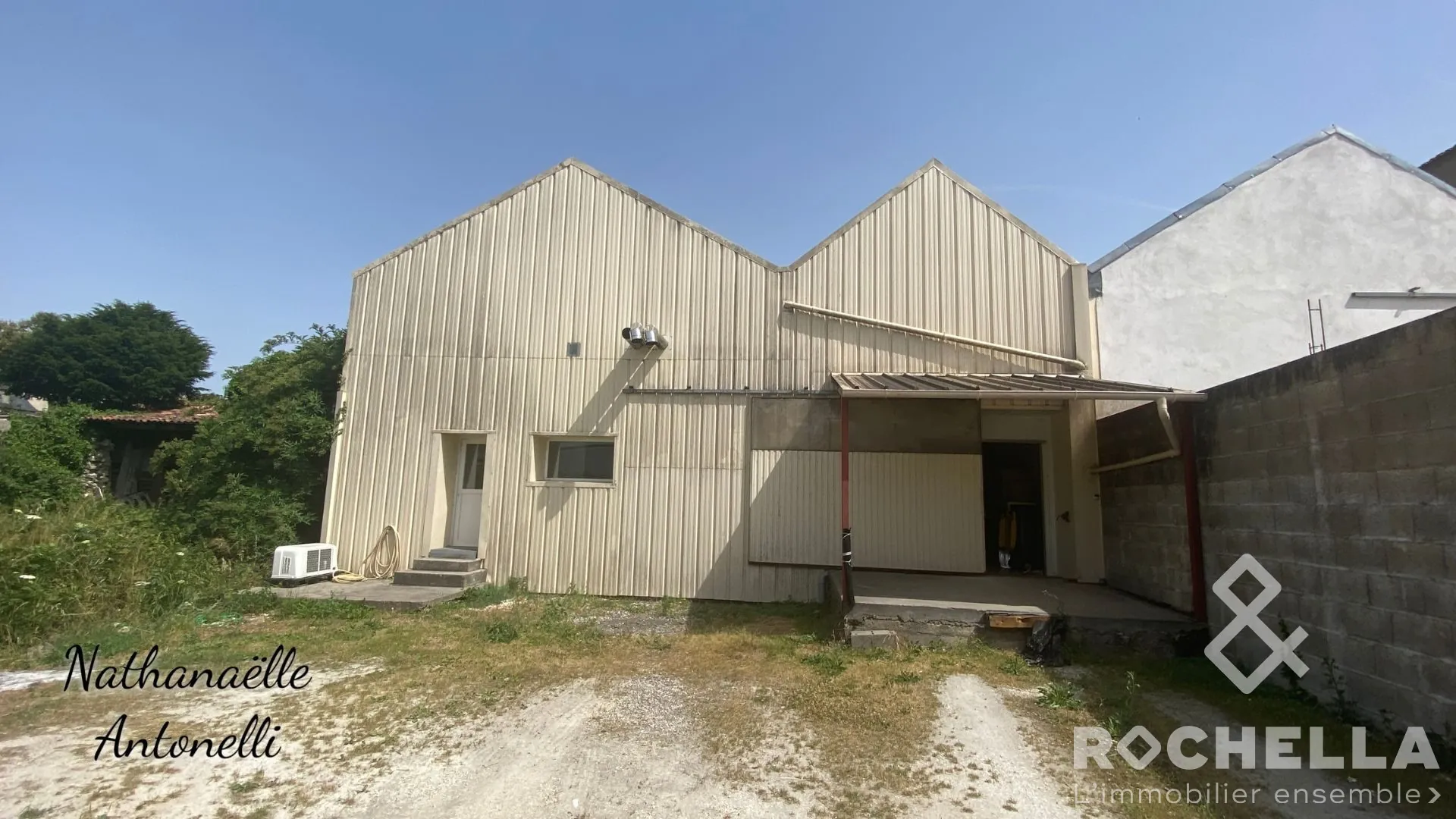 Local professionnel de 989 m² à Saint-Jean d'Angély, idéal pour métiers de bouche et stockage