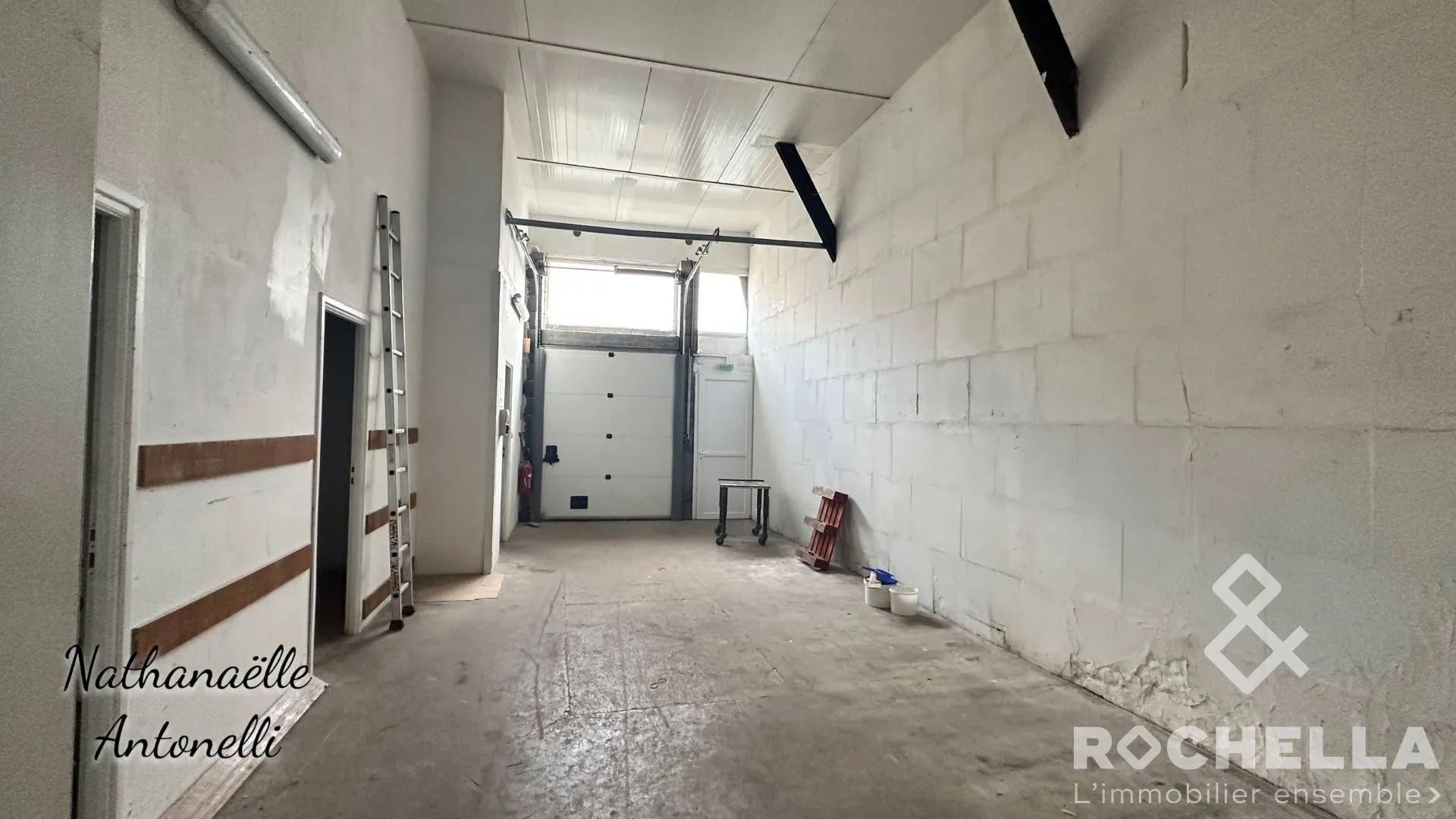 Local professionnel de 989 m² à Saint-Jean d'Angély, idéal pour métiers de bouche et stockage 