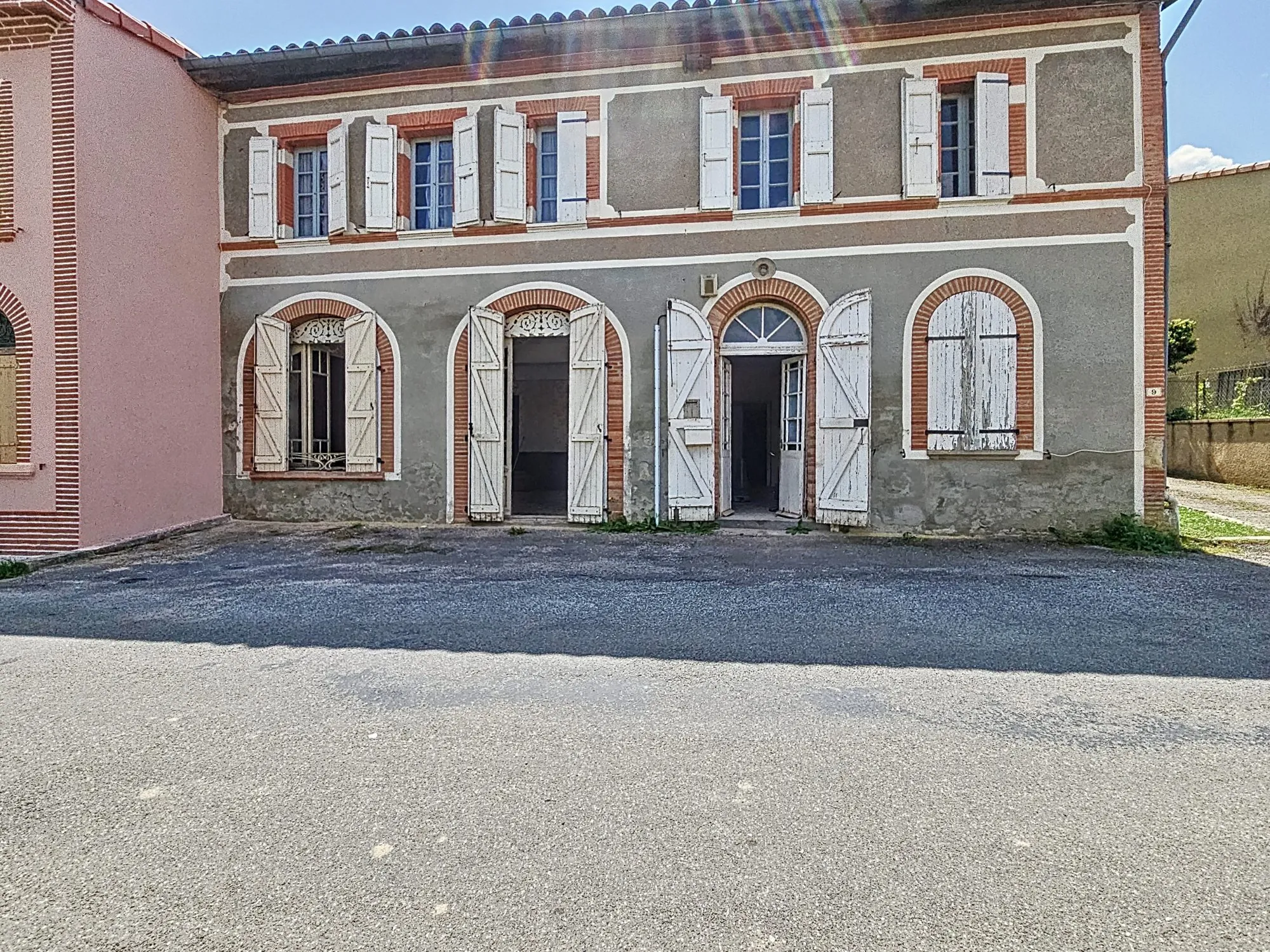 Maison de village à rénover avec potentiel à Tarabel dans le centre 