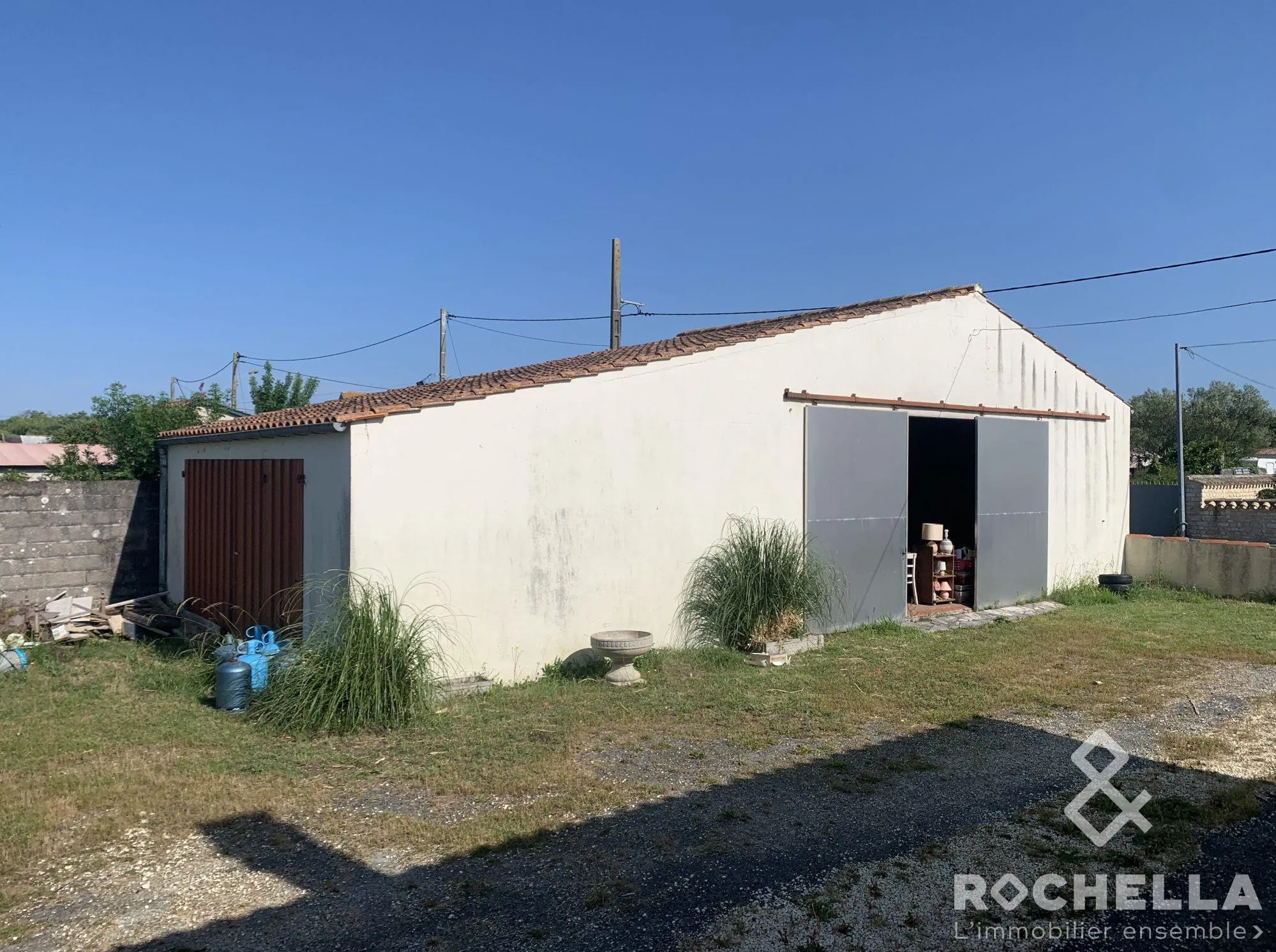 Grand garage de 98 m² à Château d'Oléron dans un terrain de 540 m²