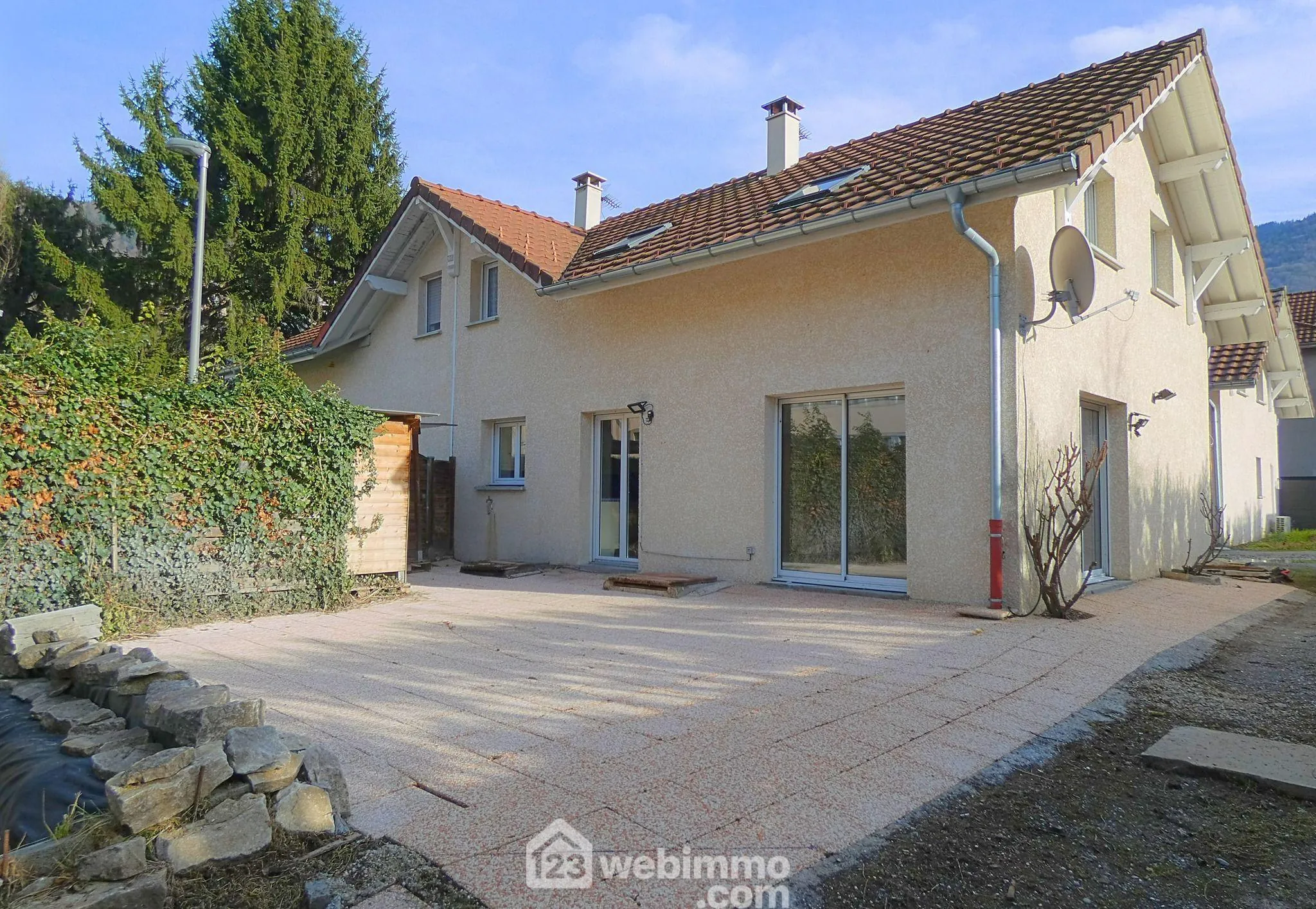 Maison contemporaine de 104 m² à Ugine avec jardin, garage et sous-sol
