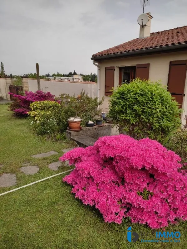 Maison plain-pied à Aussillon avec terrain de 900 m², garage et cave 