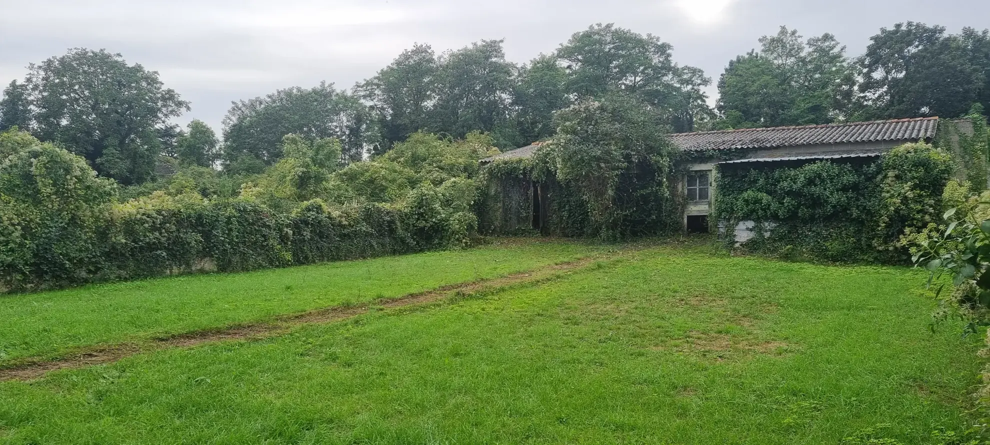 Terrain constructible avec dépendances à Poitiers - Opportunité à saisir 
