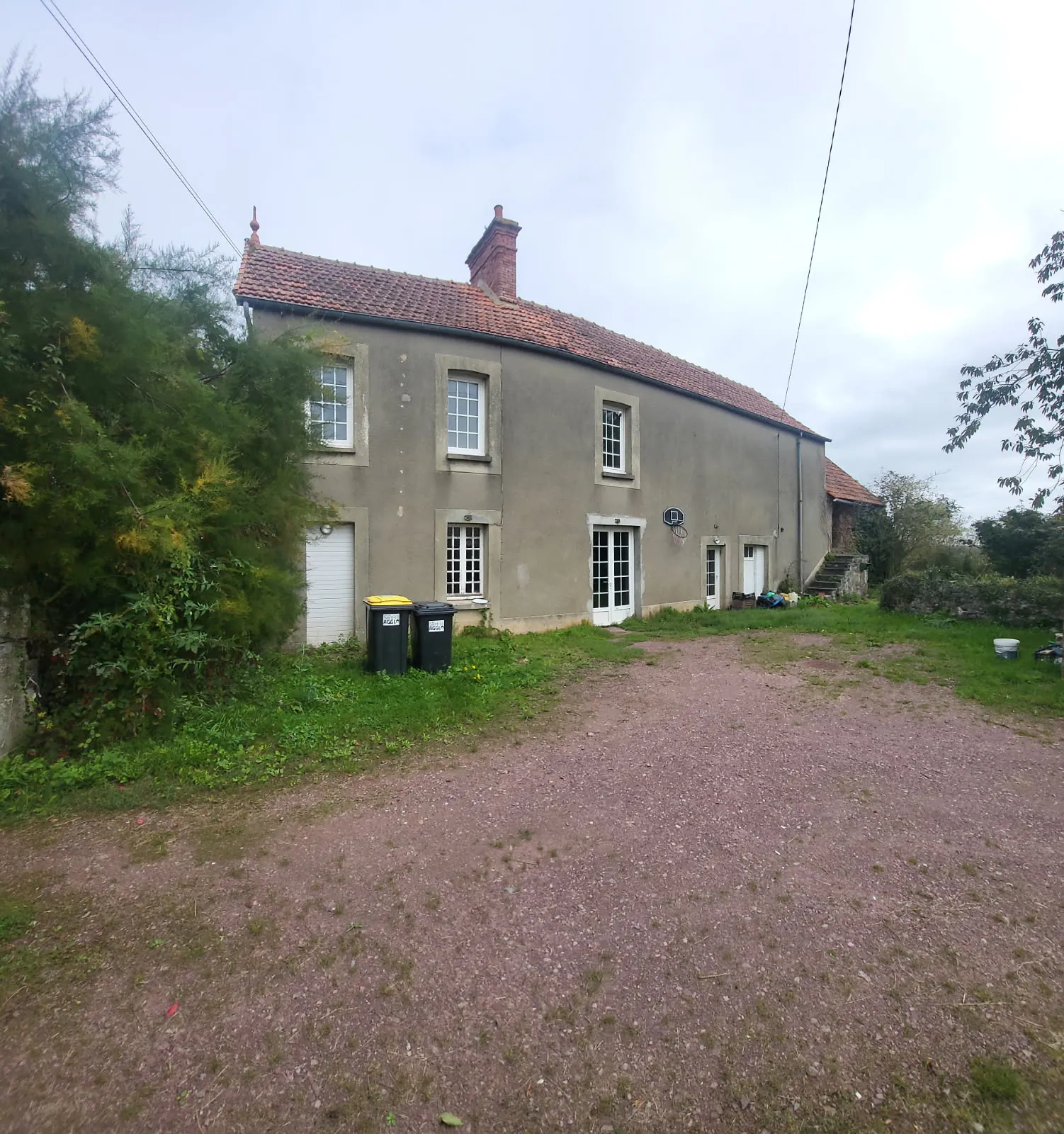 Longère à rénover avec grand terrain de 3700 m² à Airel en Normandie