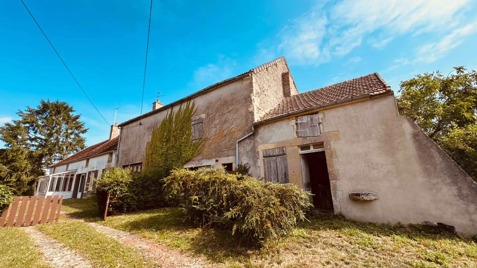 Longère de plain-pied à vendre à Moraches (58420) avec dépendances, terrain et charme traditionnel 