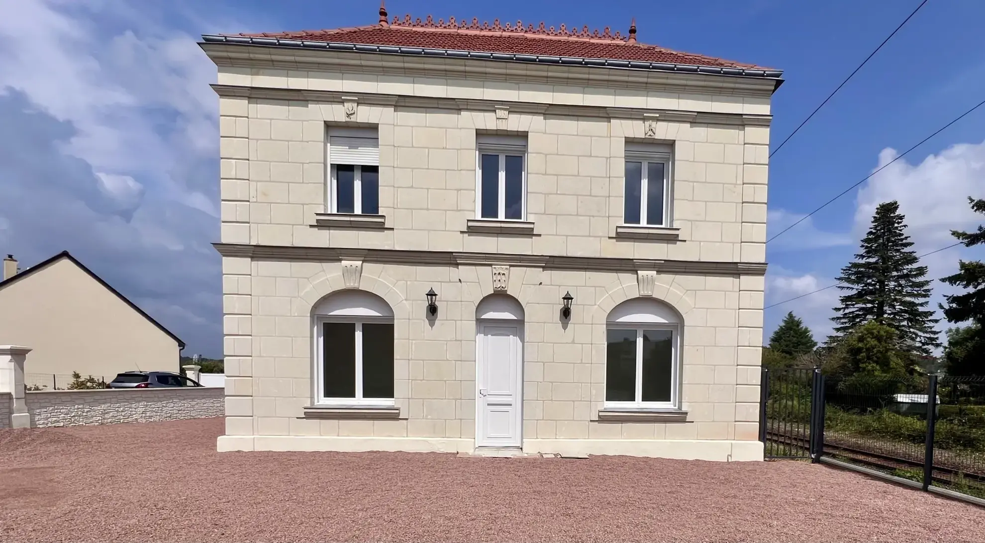 Maison rénovée de 130 m² à Bellevigne-les-Châteaux avec jardin et stationnement