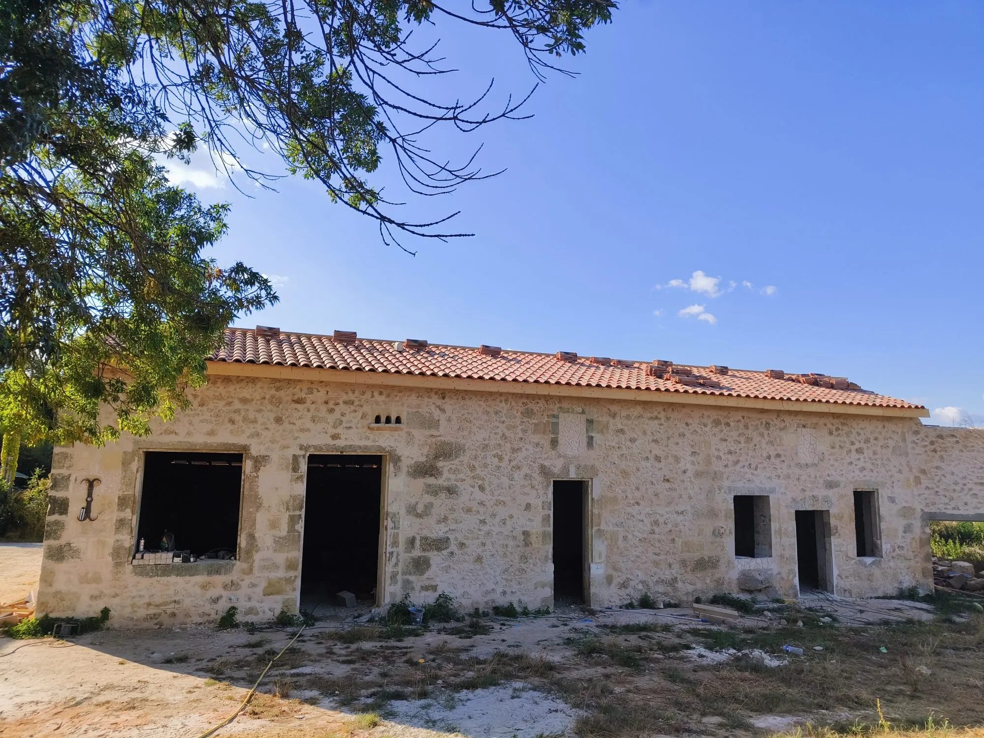 Bâtisse en pierre à rénover sur 1 hectare à Targon, entre Bordeaux et campagnes