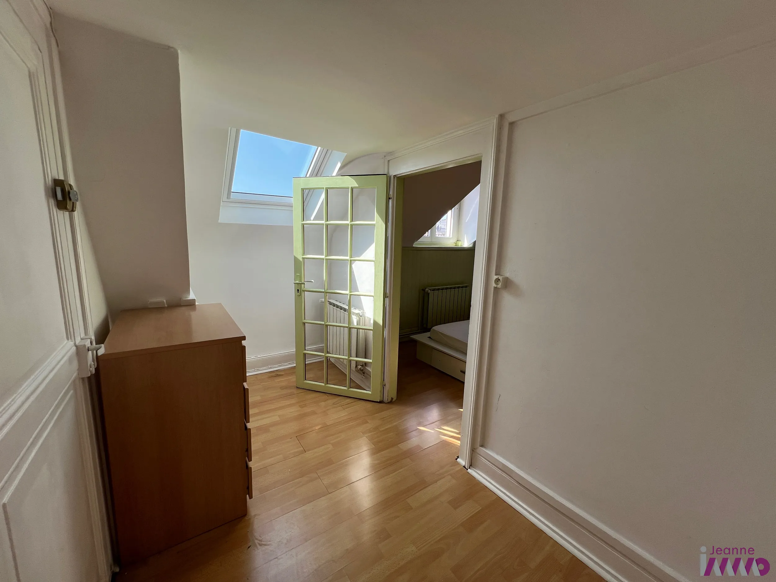 Appartement T2 à Belfort, lumineux avec cave, dernier étage, faibles charges 