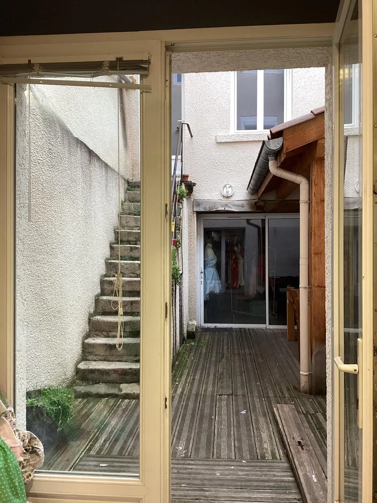 Investissez dans cet ensemble immobilier unique au cœur de Montbrison, comprenant local commercial et habitation 