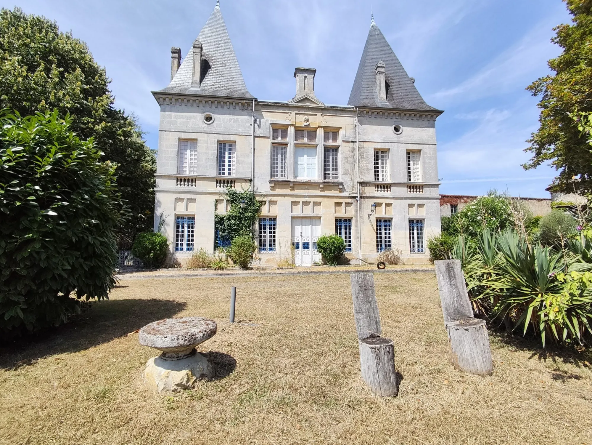 Domaine historique avec château, villa et amenities à La Sauve, proche Bordeaux