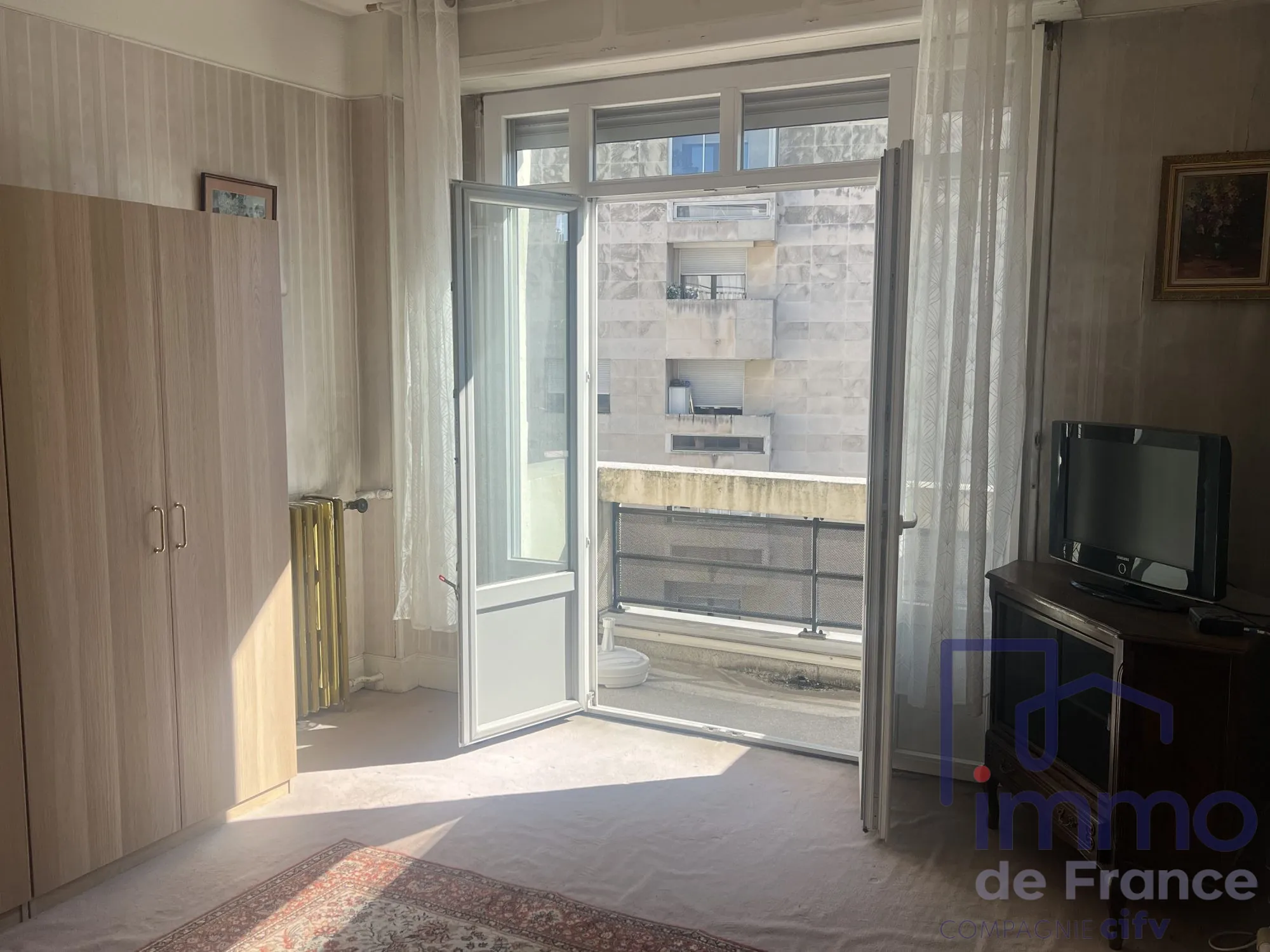 Appartement T2 de 62 m² à Saint-Étienne avec trois balcons et ascenseur