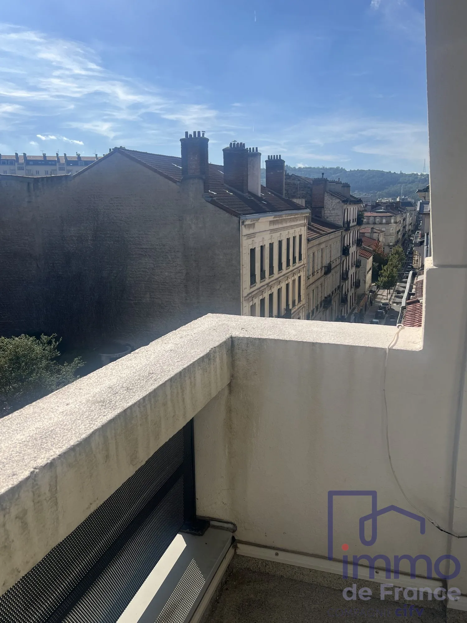 Appartement T2 de 62 m² à Saint-Étienne avec trois balcons et ascenseur 