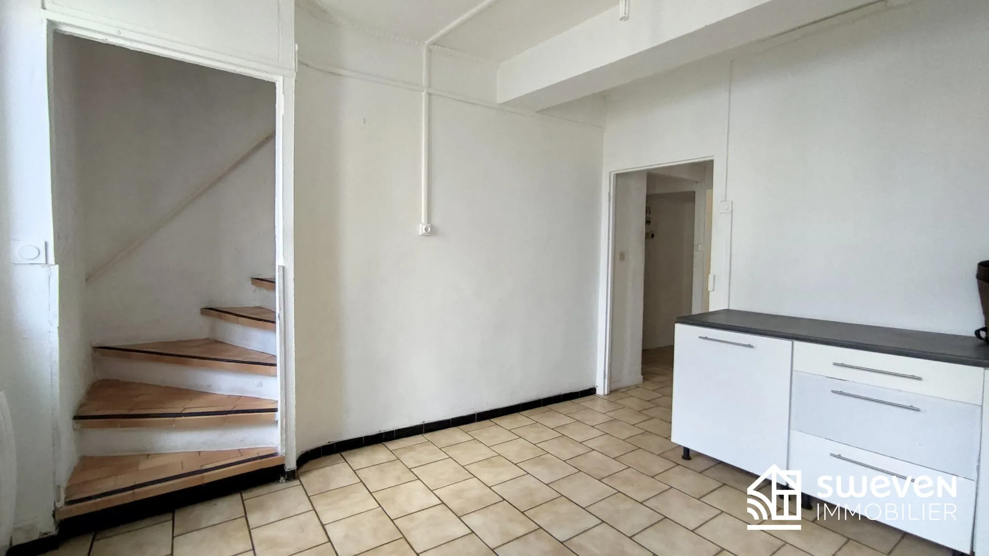 Immeuble à vendre à Trouillas avec local commercial et appartement, potentiel locatif et artisanat 