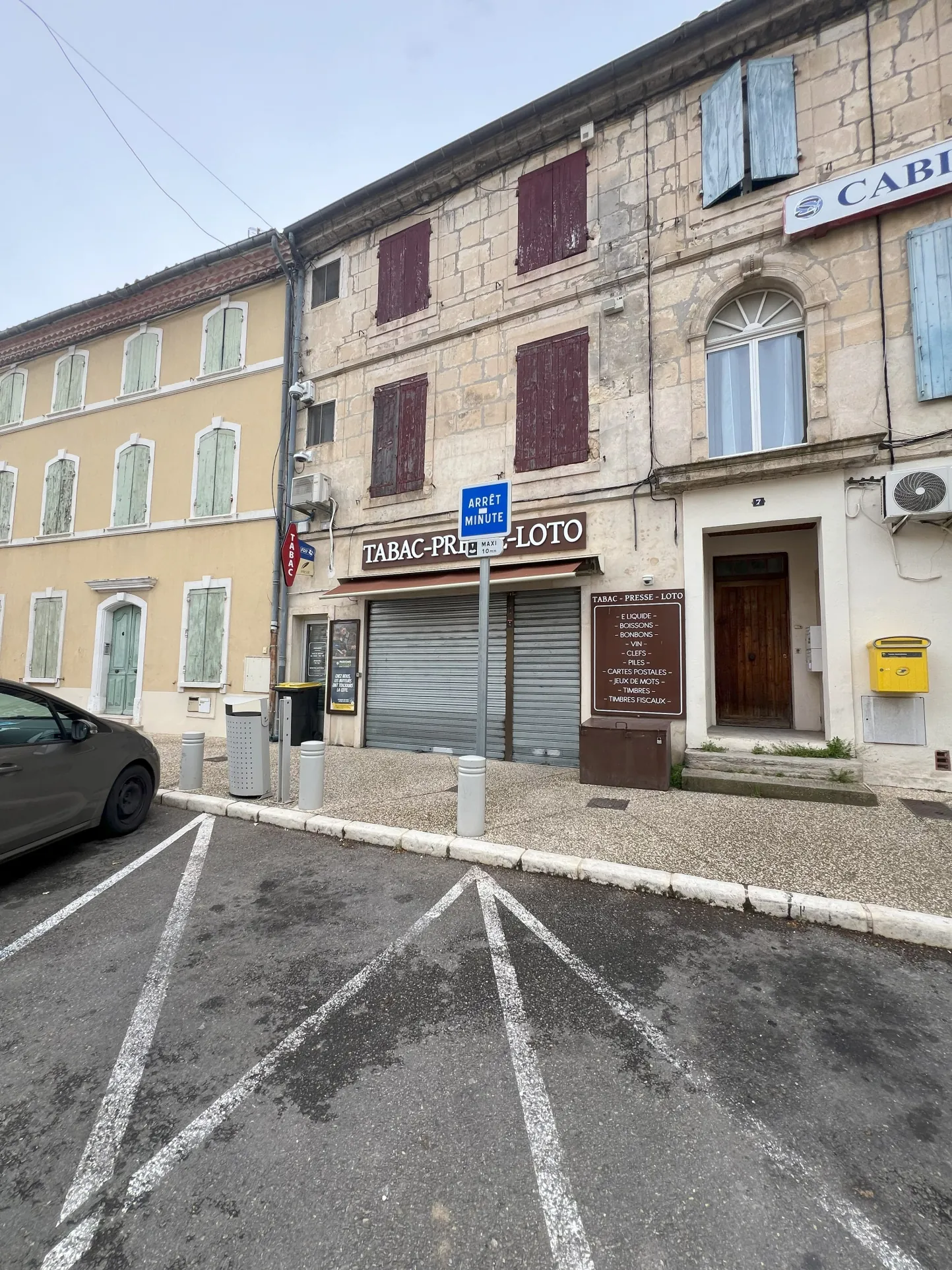 Immeuble à vendre au centre d'un village proche de Nîmes avec potentiel locatif élevé