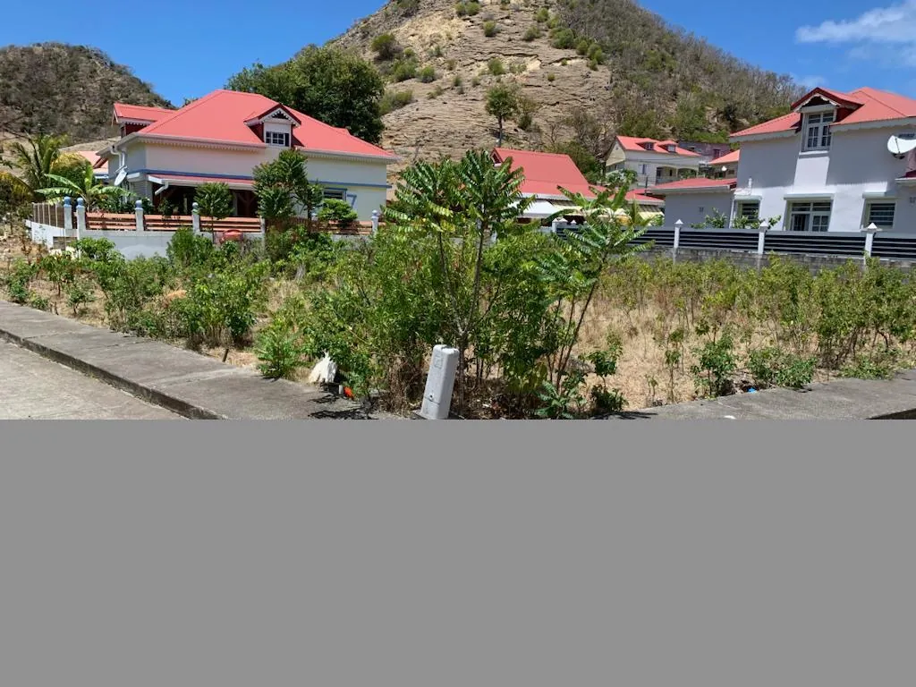 Terrain viabilisé à vendre à Terre de Haut proche plage