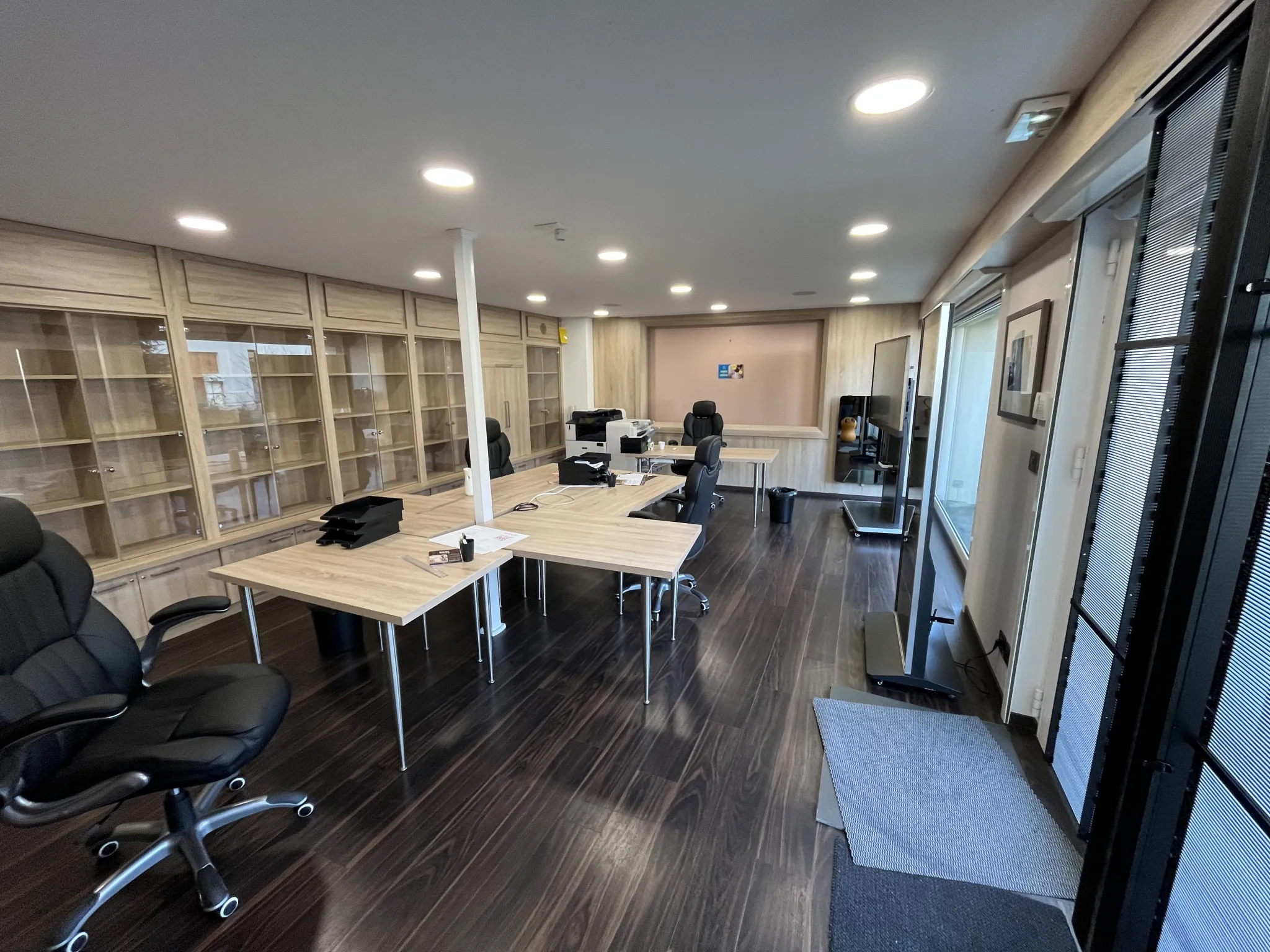 Local commercial à vendre à Pontarlier, idéal professionnel, garage, vitrine, accès PMR.