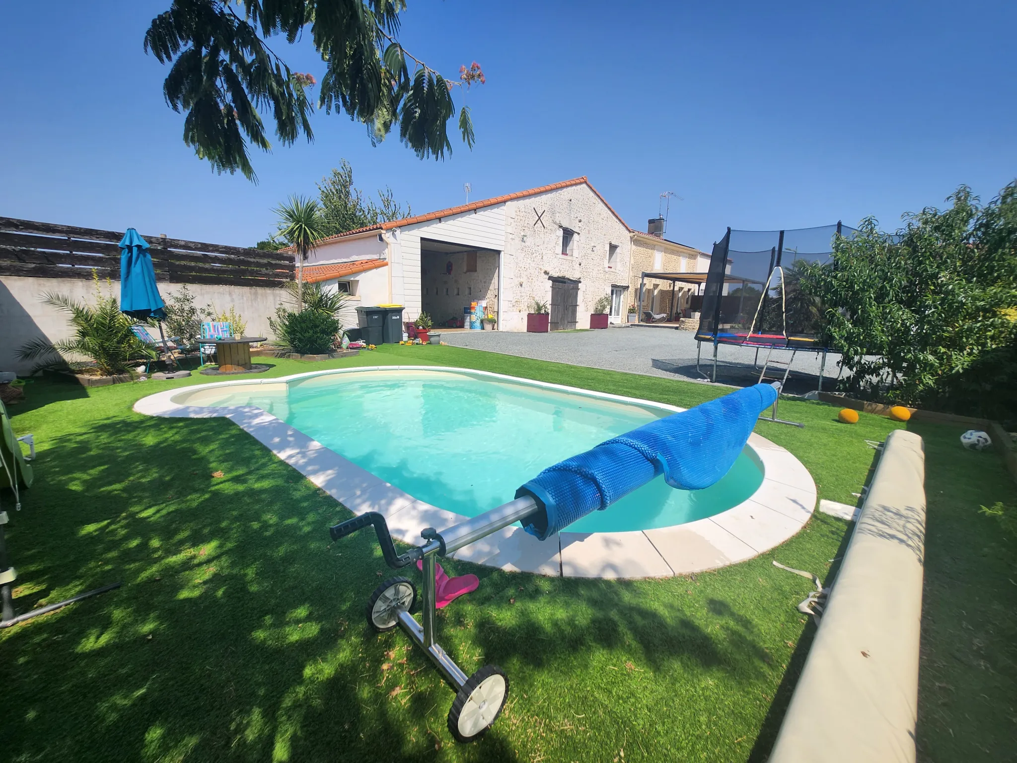 Maison en pierre spacieuse avec piscine, 6 chambres et garage à Sainte-Hermine