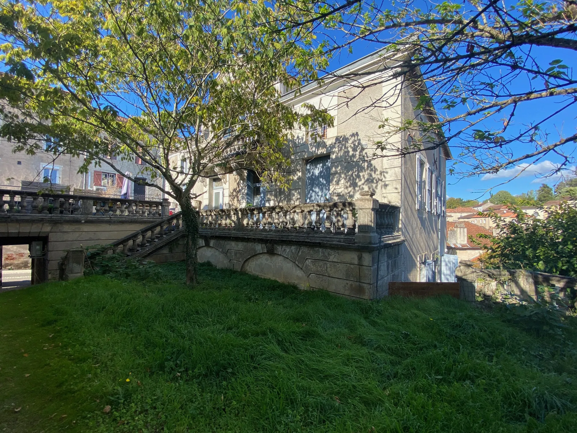 Appartement T3 avec terrasses et vue dégagée dans un village médiéval du Lot