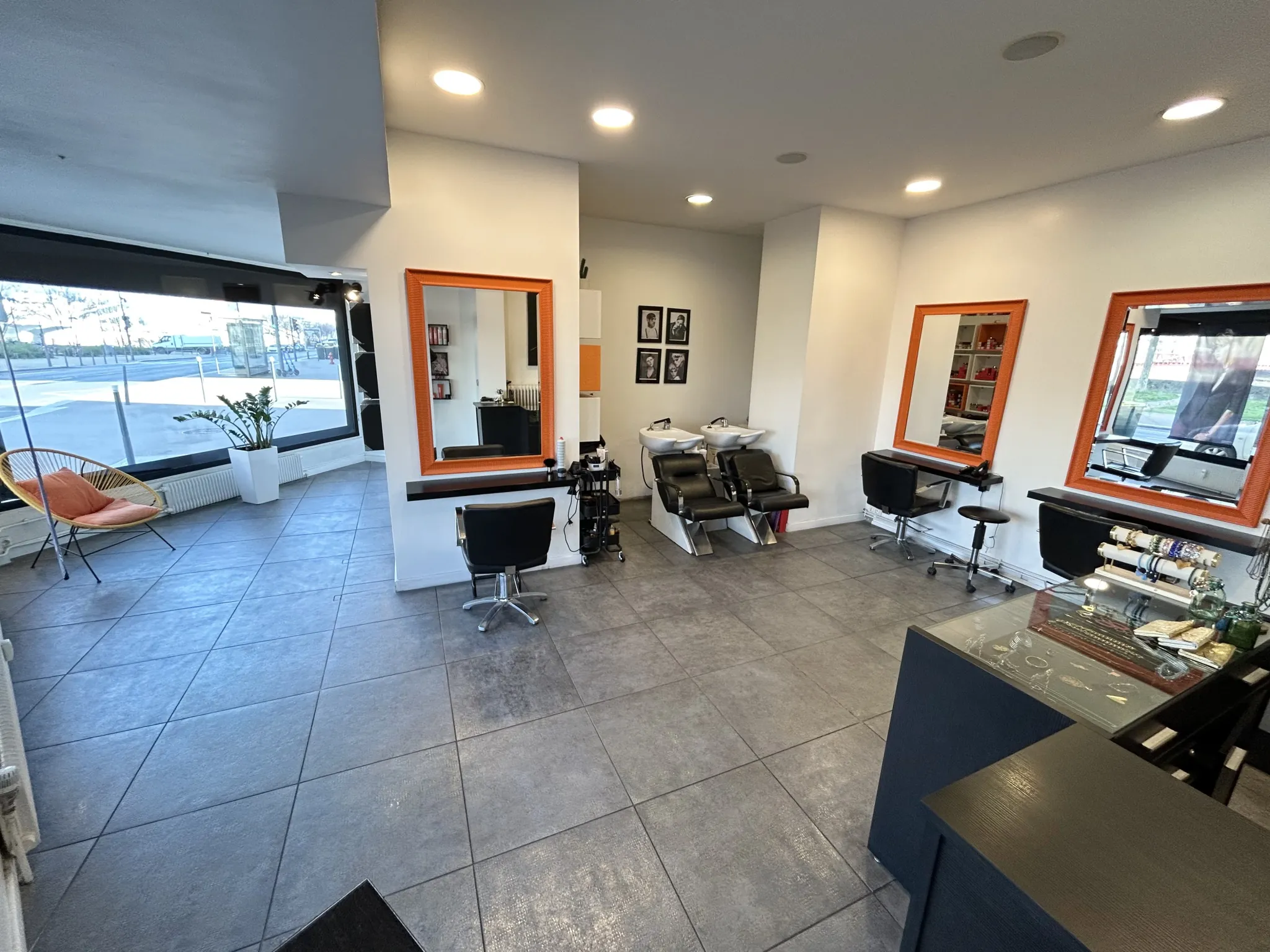A vendre Salon de coiffure à Lyon 4 avec points de vente sur Quais de Saône 