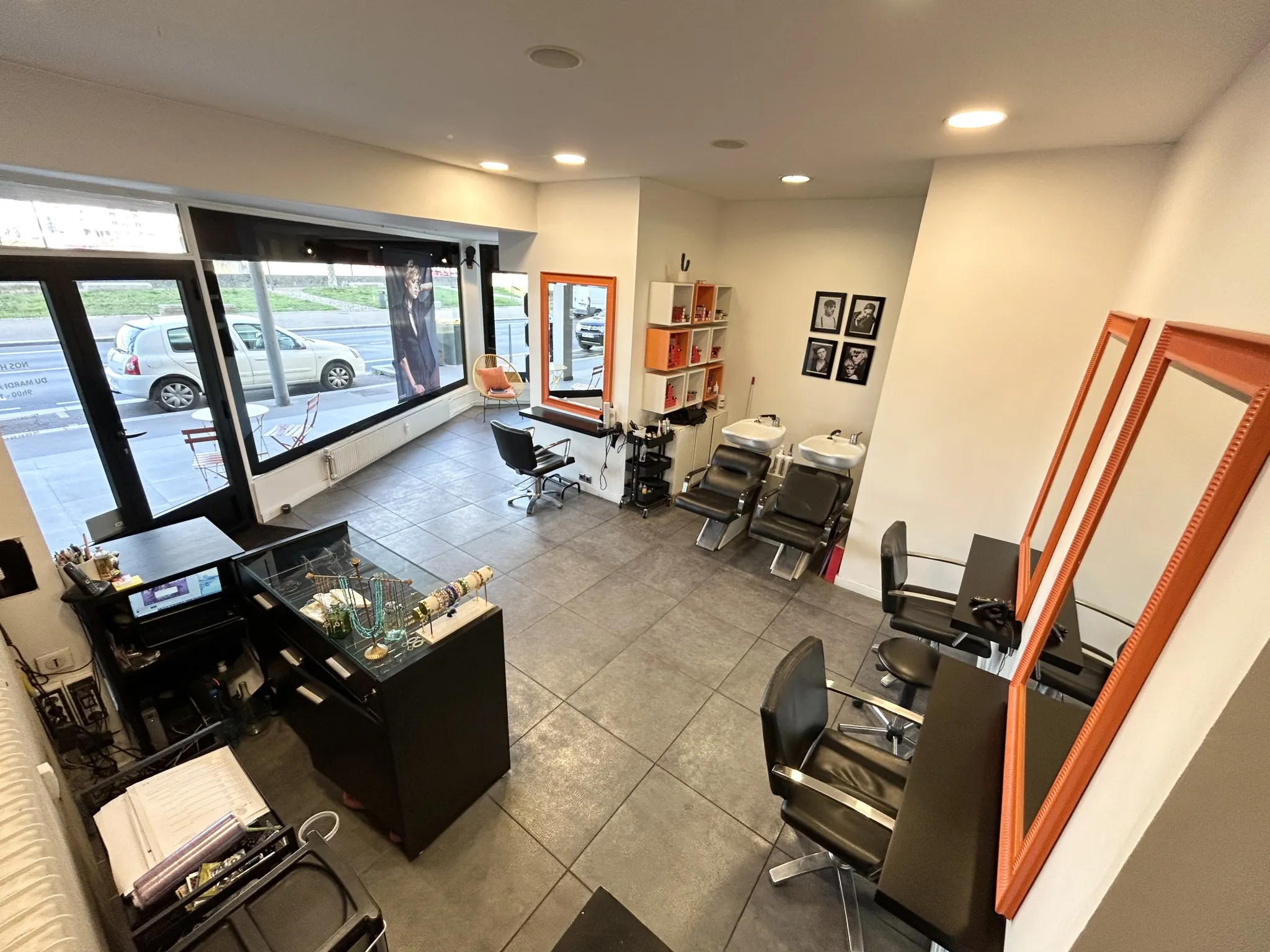 A vendre Salon de coiffure à Lyon 4 avec points de vente sur Quais de Saône