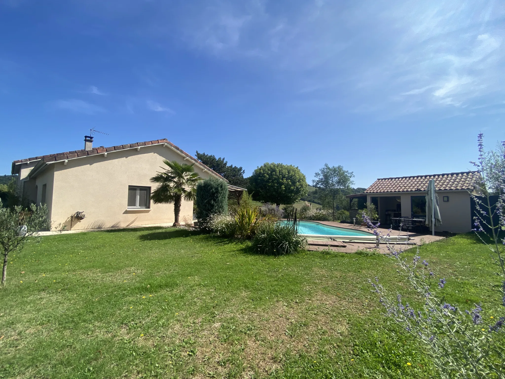 Superbe maison avec piscine sur 7500 m² dans un environnement calme et verdoyant